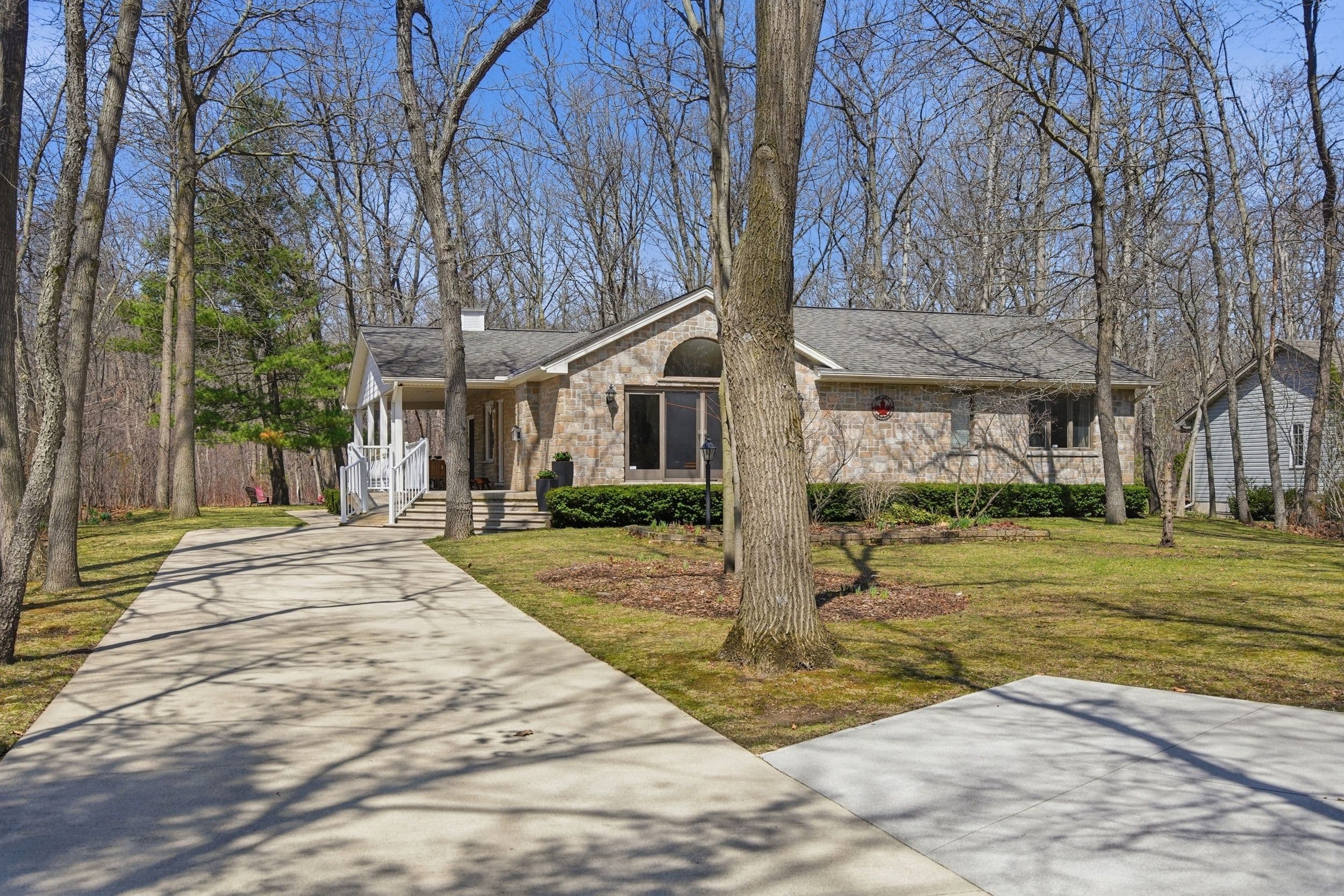 8816 Timberwood Trail, Lambton Shores, ON N0M 1T0