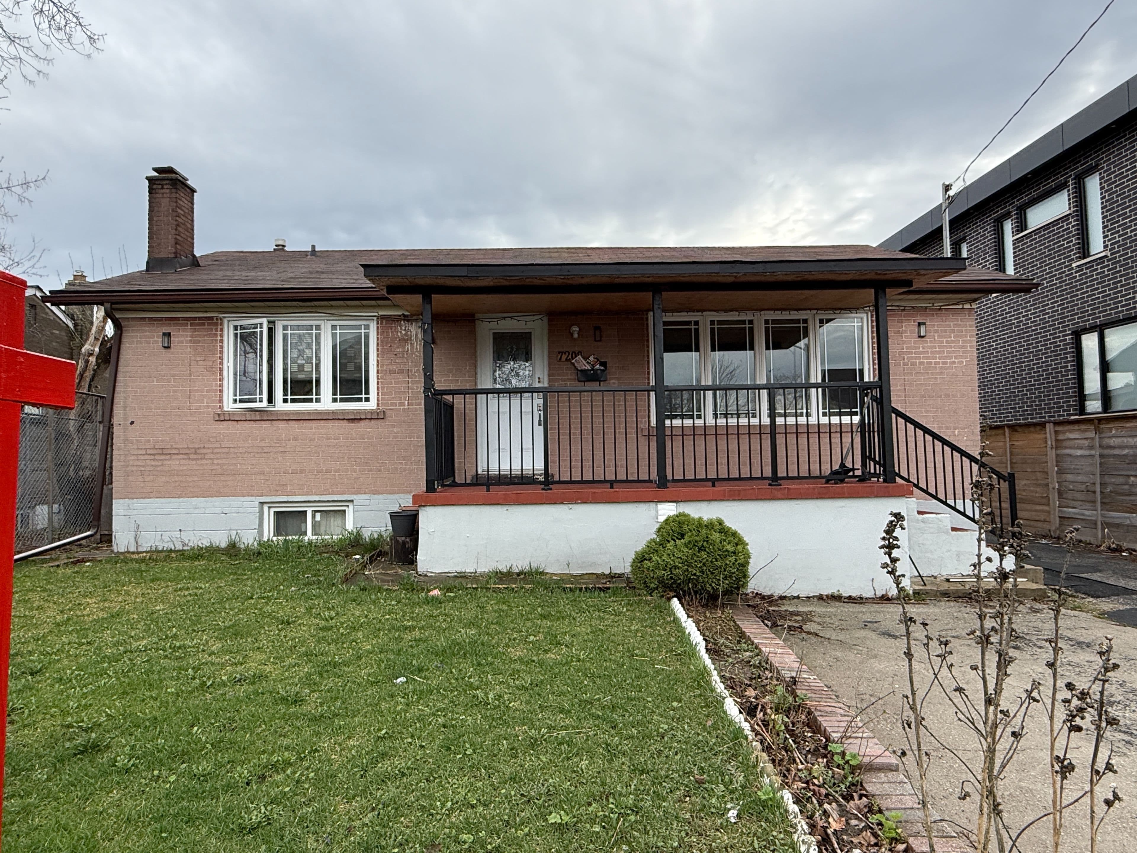 7208 Hermitage Road, Mississauga, ON L4T 2S4