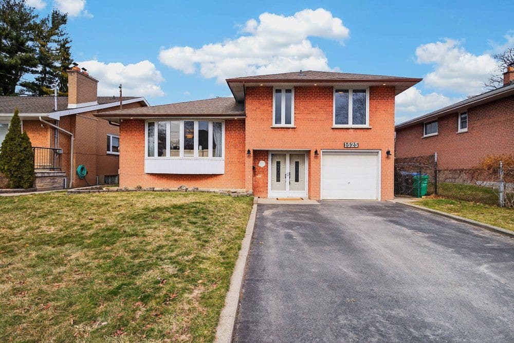 1525 Holburne Road, Mississauga, ON L5E 2L7