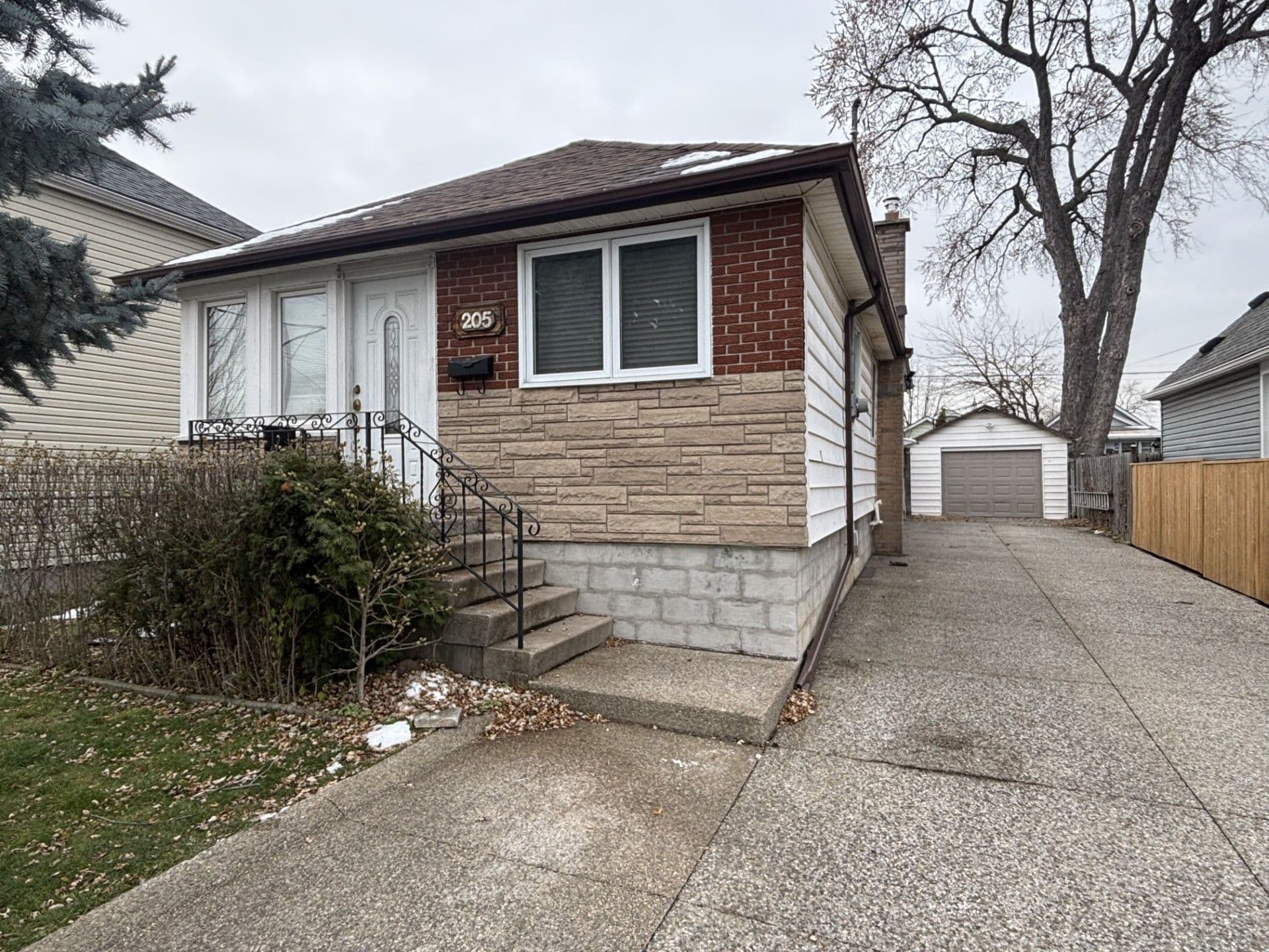 205 Ivon Avenue, Hamilton, ON L8H 5S9