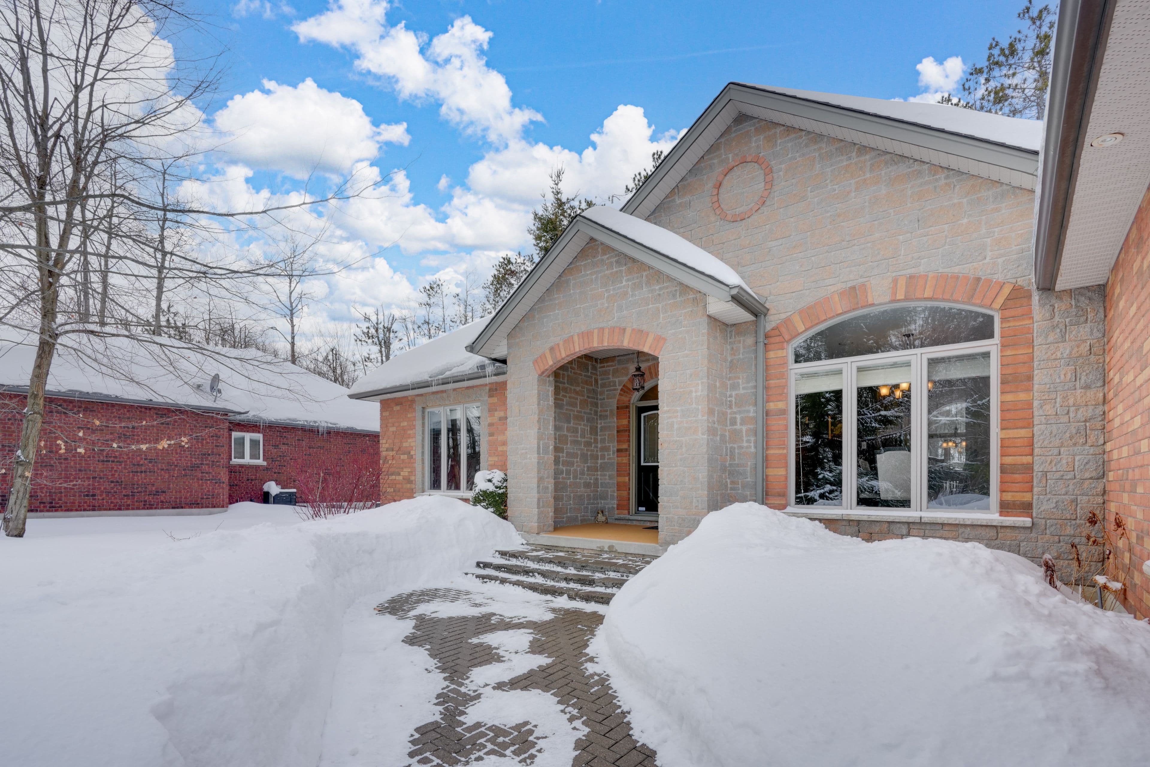 6 Lloyd Cook Drive E, Springwater, ON L4M 4S4