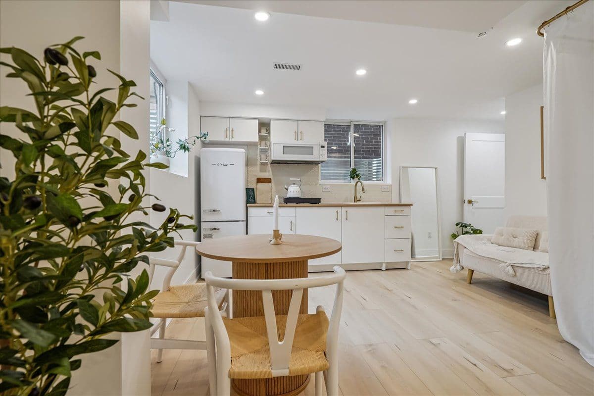 13 Southam Lane, Hamilton, ON L9C 0E9