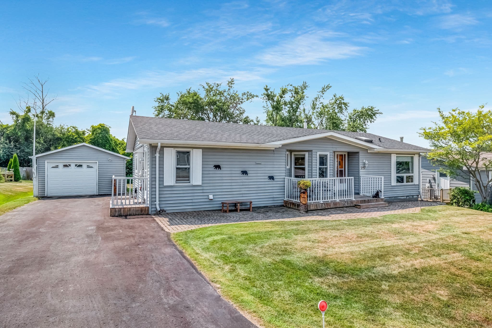 25 Juno Crescent, Georgina, ON L0E 1R0