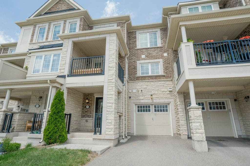 211 Betsy Drive, Oakville, ON L6M 0V1