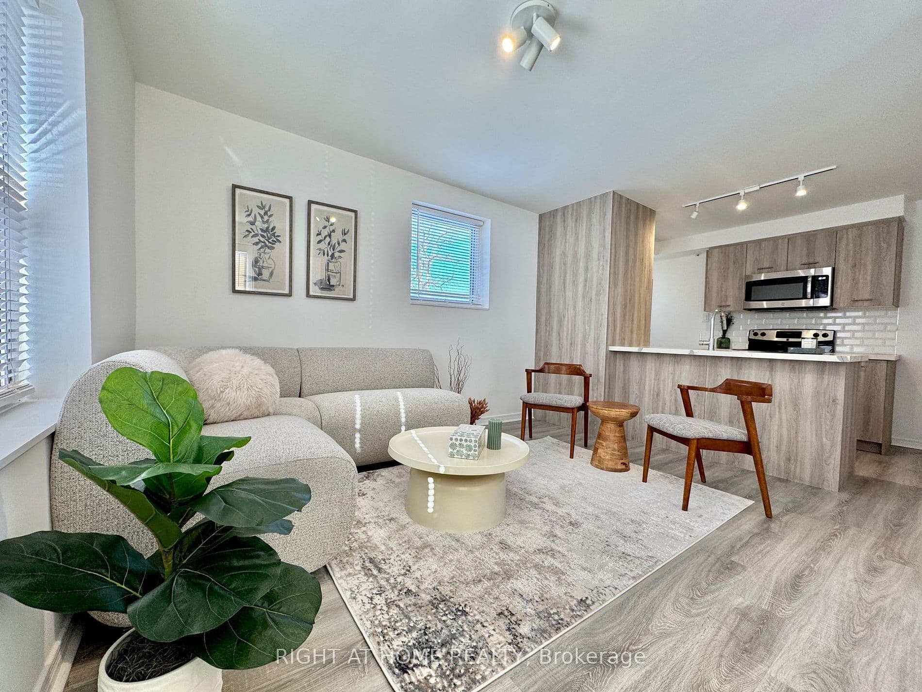 469 Queen Street A, Newmarket, ON L3Y 2H3