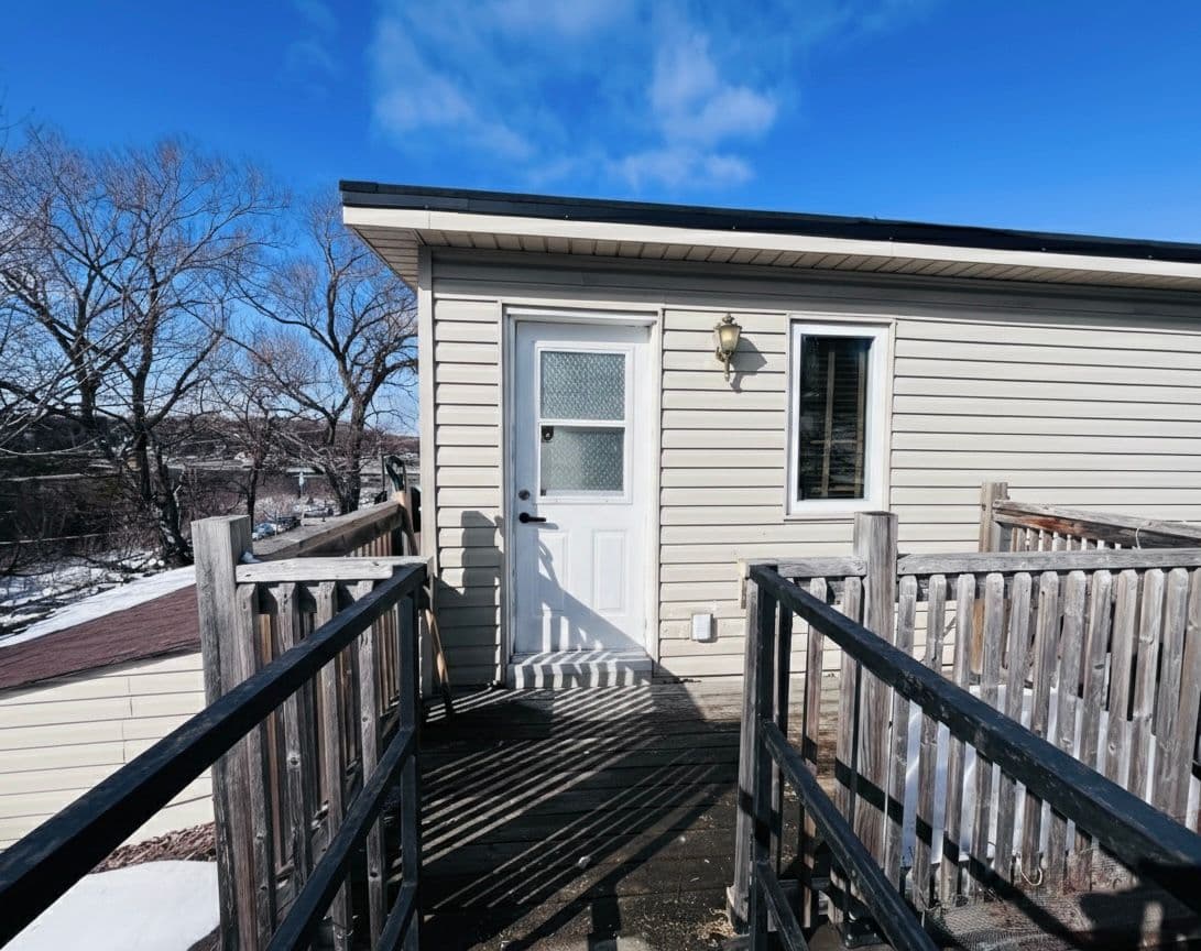 37 Dee Avenue Upper, Toronto W04, ON M9N 1S8