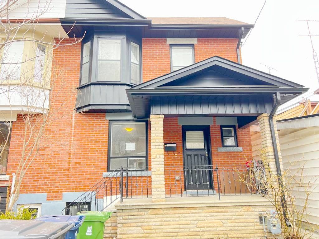 3 Roblocke Avenue Main, Toronto W02, ON M6G 3R6