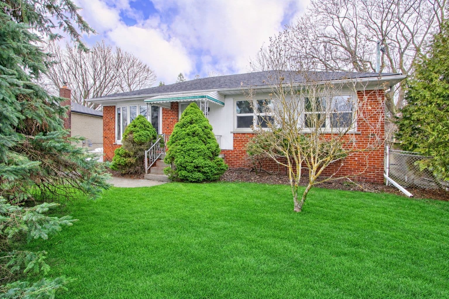 72 Monkswood Crescent, Newmarket, ON L3Y 2K1