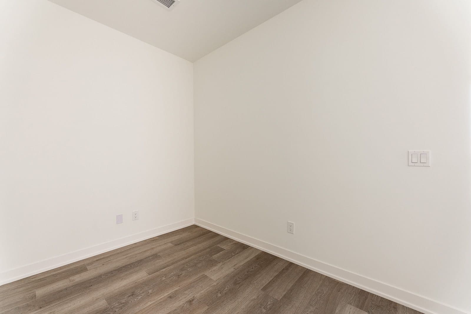 6 David Eyer Road 817, Richmond Hill, ON L4S 0N6