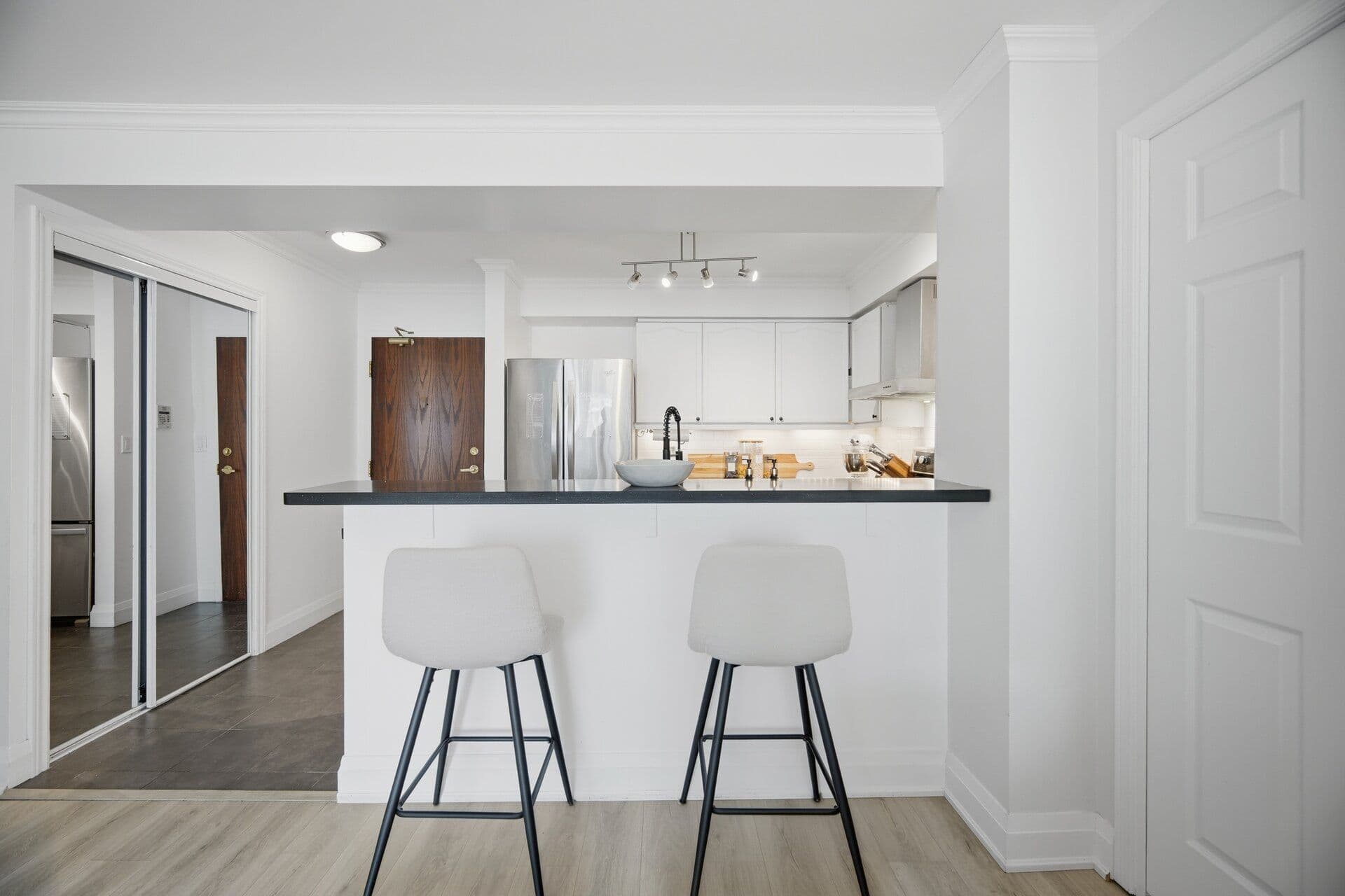 190 Manitoba Street 707, Toronto W06, ON M8Y 3Y8