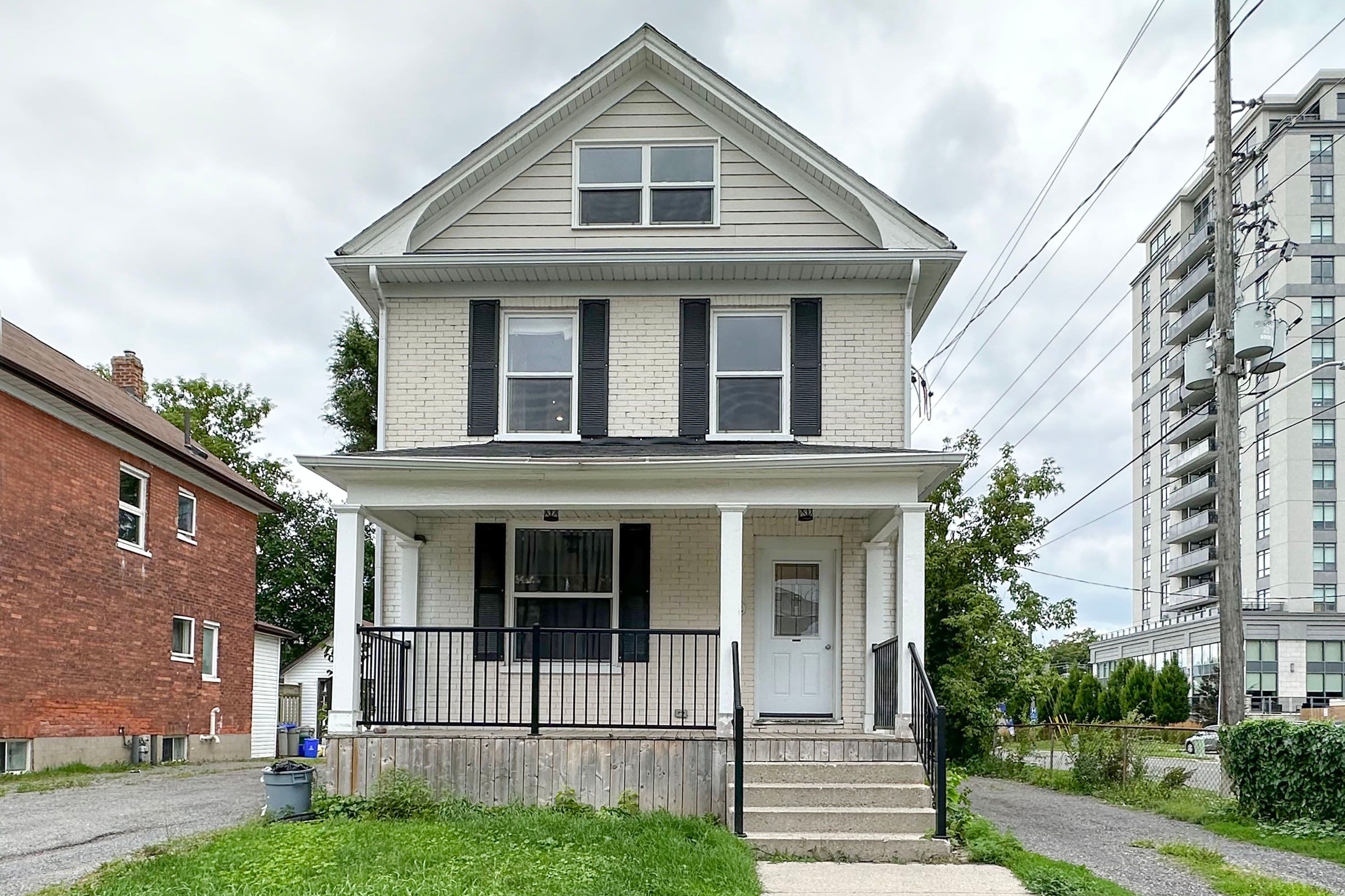 242 Kendal Avenue 1, Oshawa, ON L1G 5B5