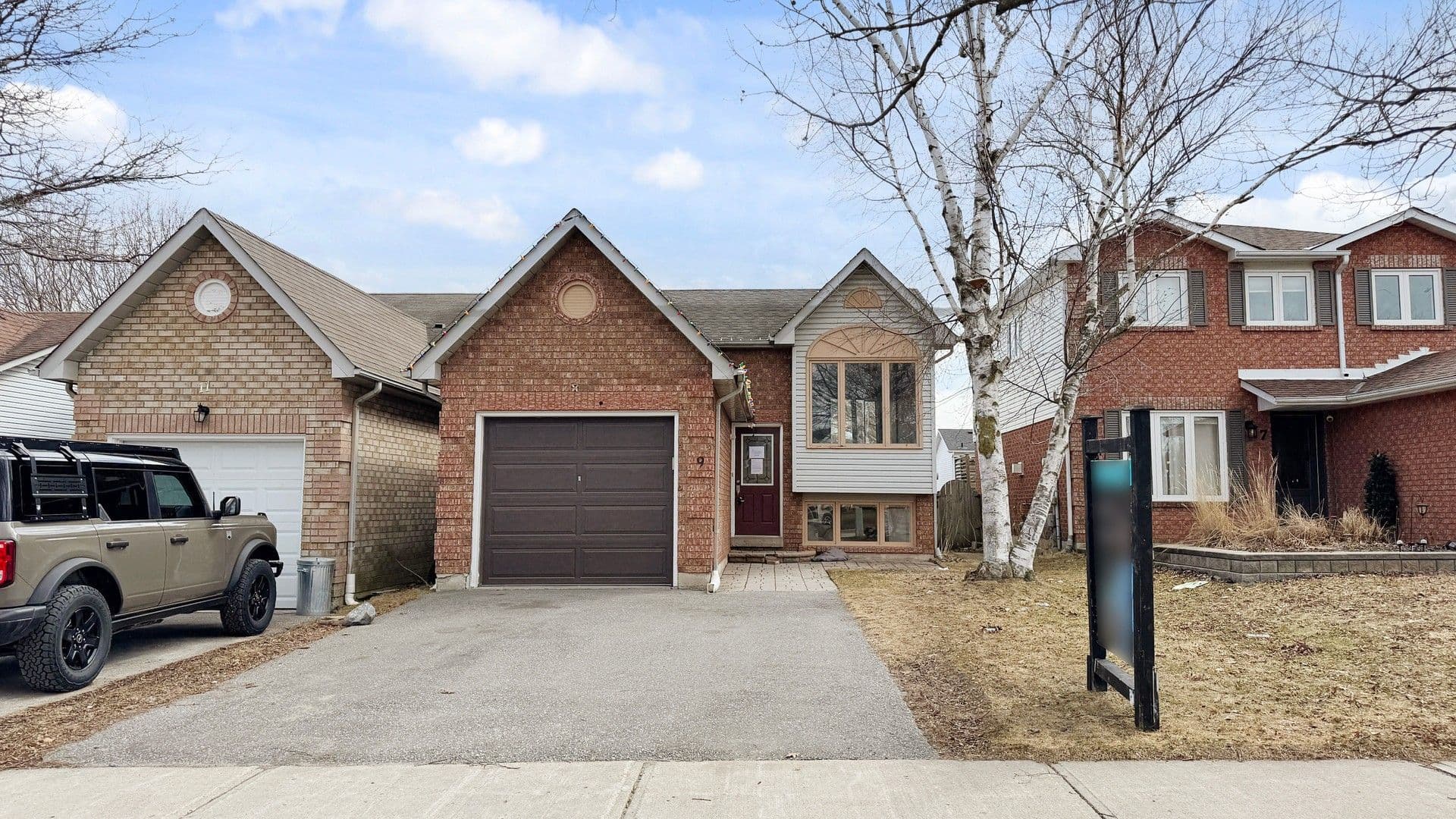 9 Fenwick Avenue, Clarington, ON L1C 4R6