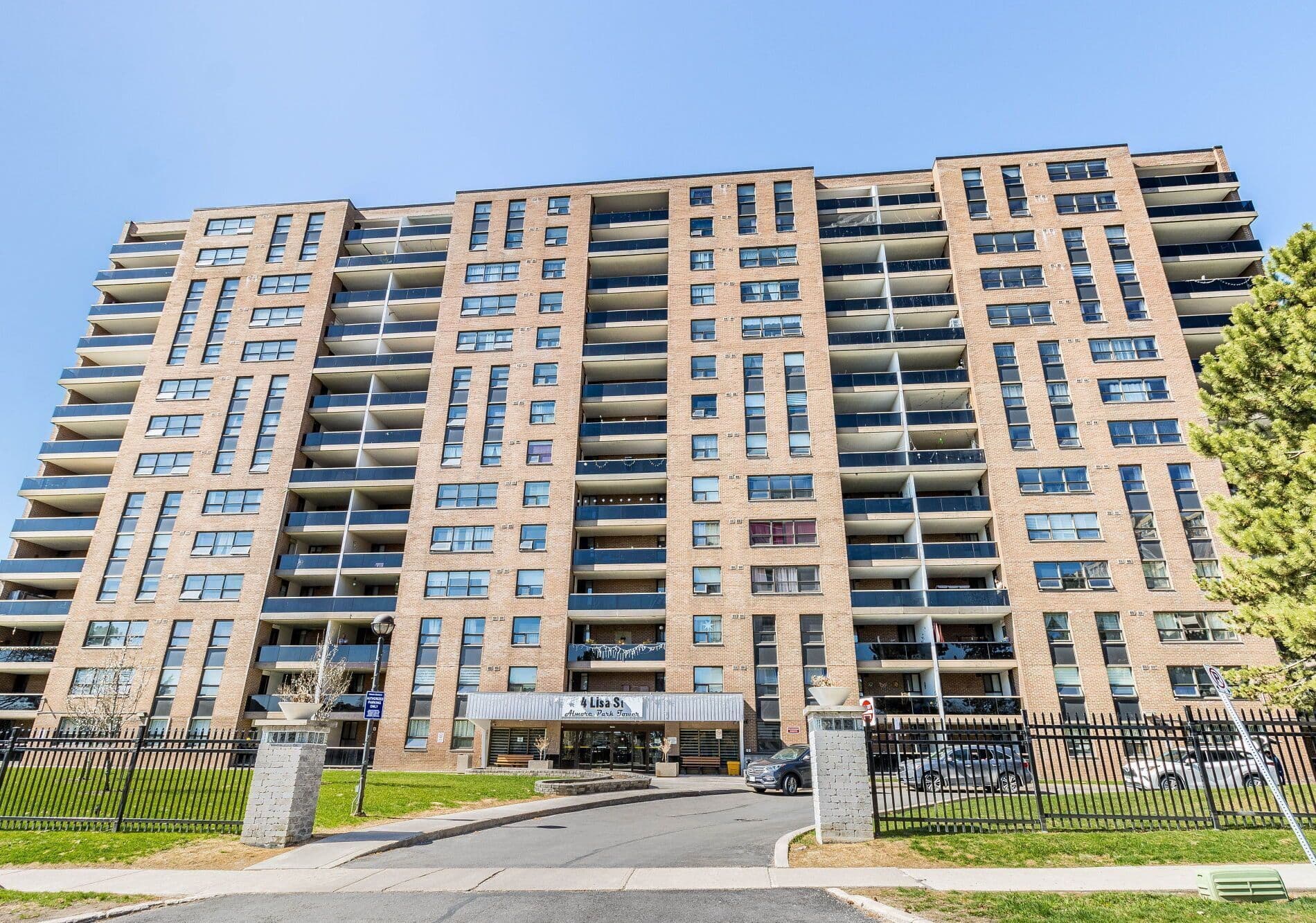 4 Lisa Street 610, Brampton, ON L6T 4B6