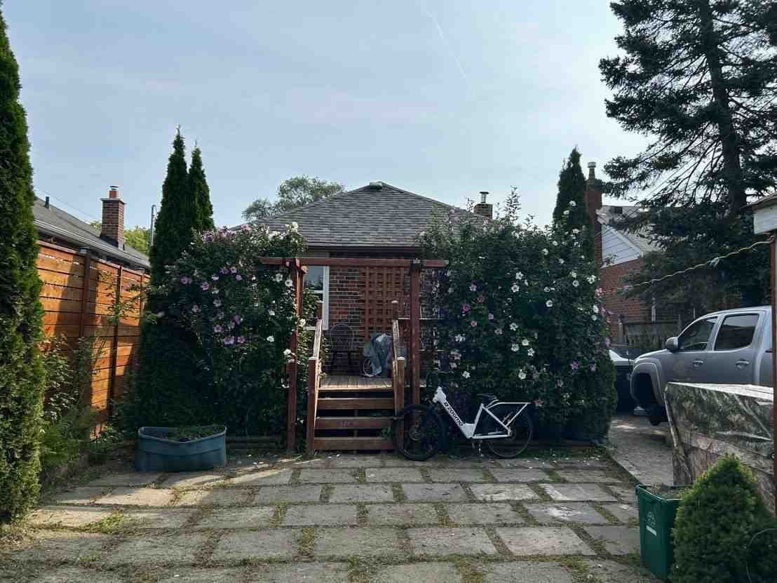 54 Sixteenth Street, Toronto W06, ON M8V 3J8