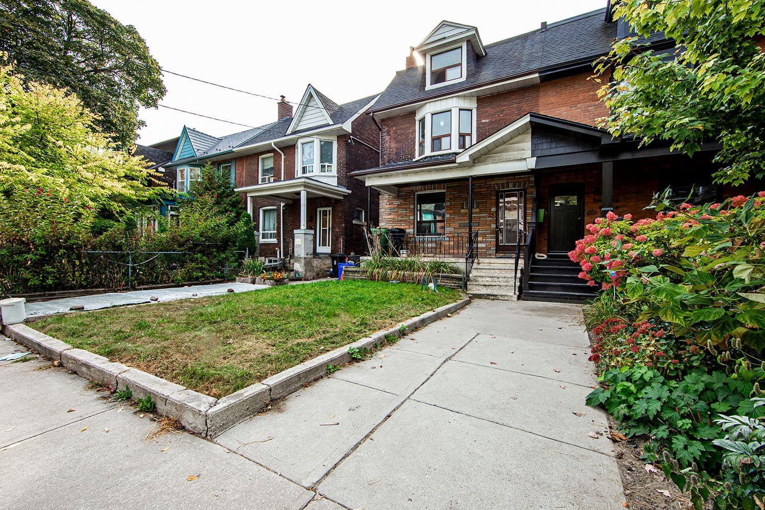 25 Sandford Avenue Main, Toronto E01, ON M4L 2E6