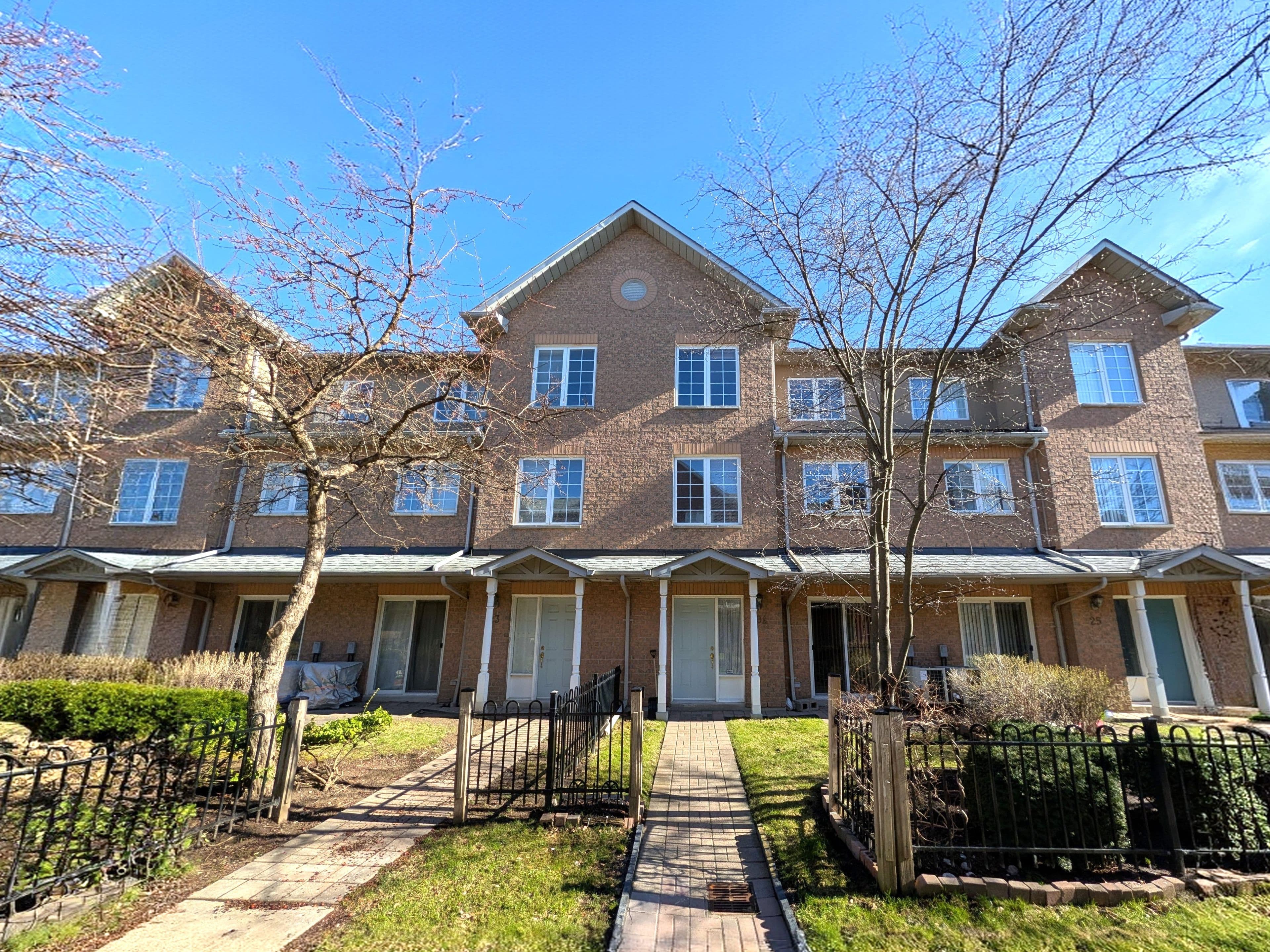 2 Alpen Way 23A, Markham, ON L3R 4G1