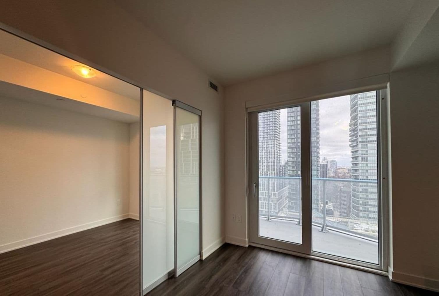 100 Dalhousie Street 1906, Toronto C08, ON M5B 0C7