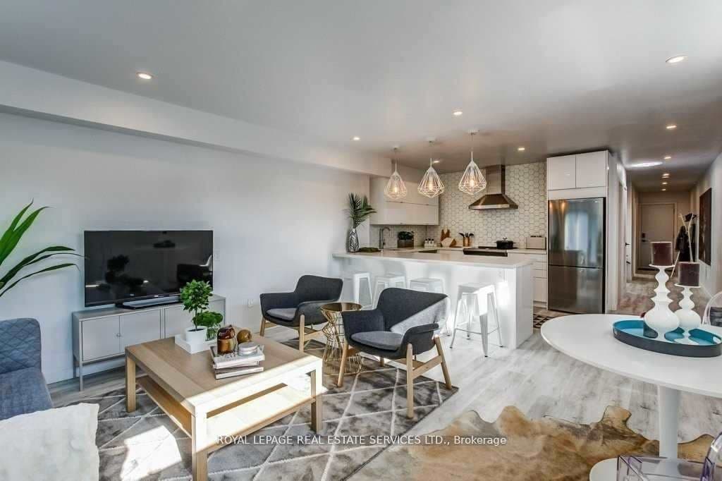 6 Florence Crescent A, Toronto W03, ON M6N 4E4