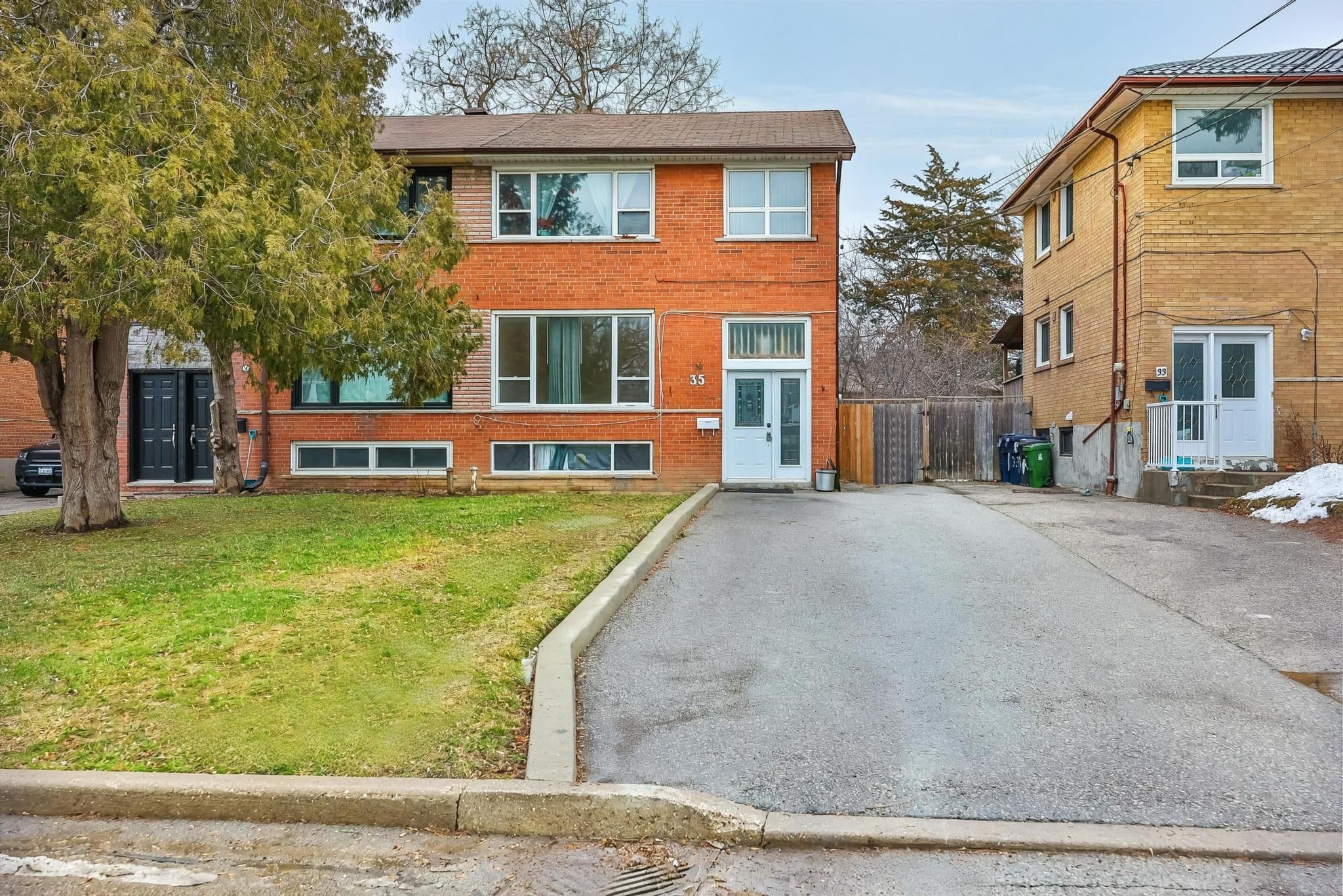 35 Garthdale Court Main, Toronto C06, ON M3H 5P7