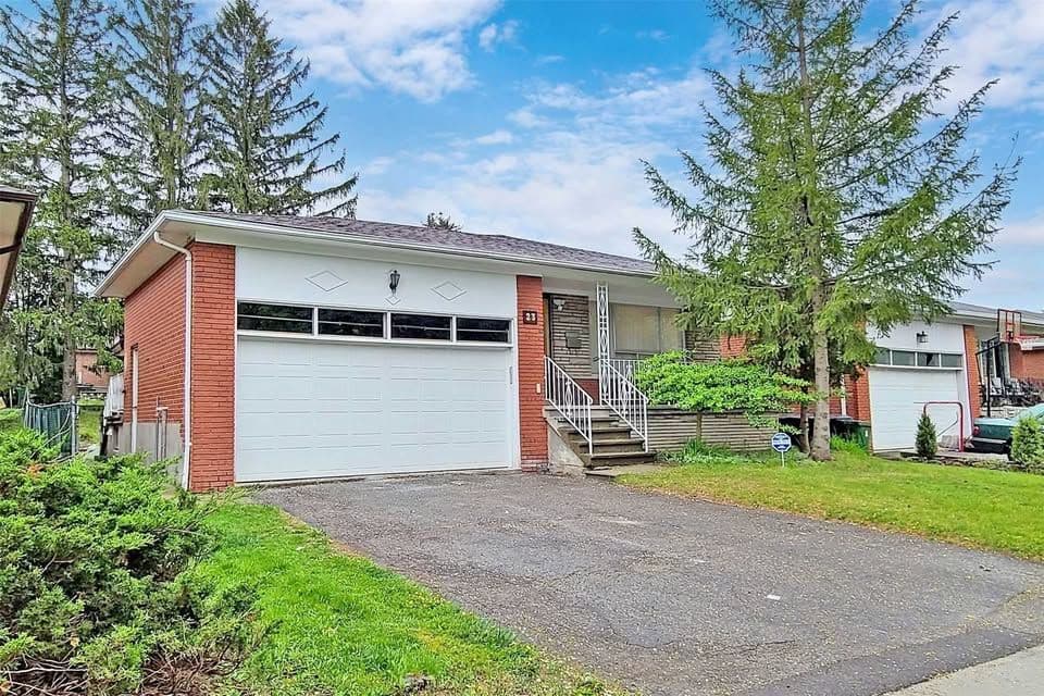 23 Chalet Road Upper, Toronto C15, ON M2J 3V3