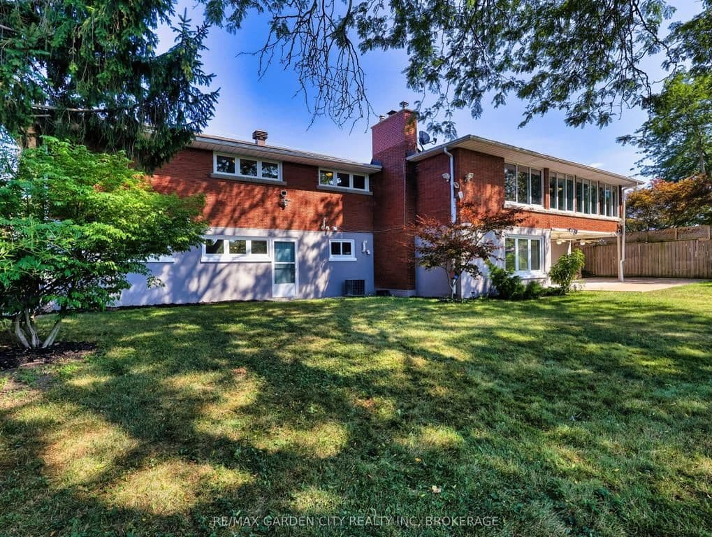 28 MARSDALE Drive, St. Catharines, ON L2T 3S3