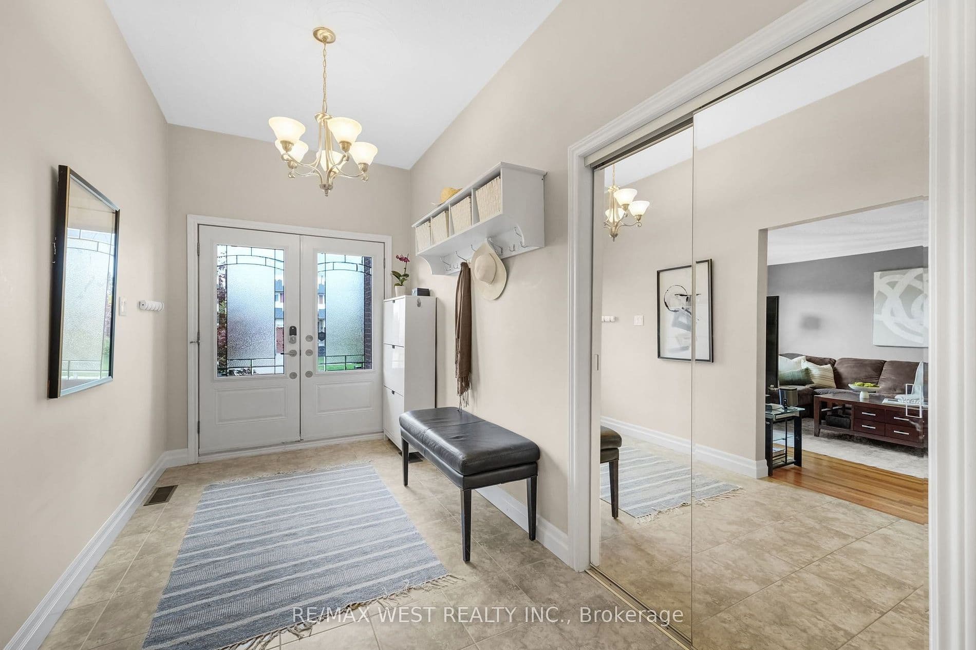 2388 Carlanne Place, Mississauga, ON L5C 3C8