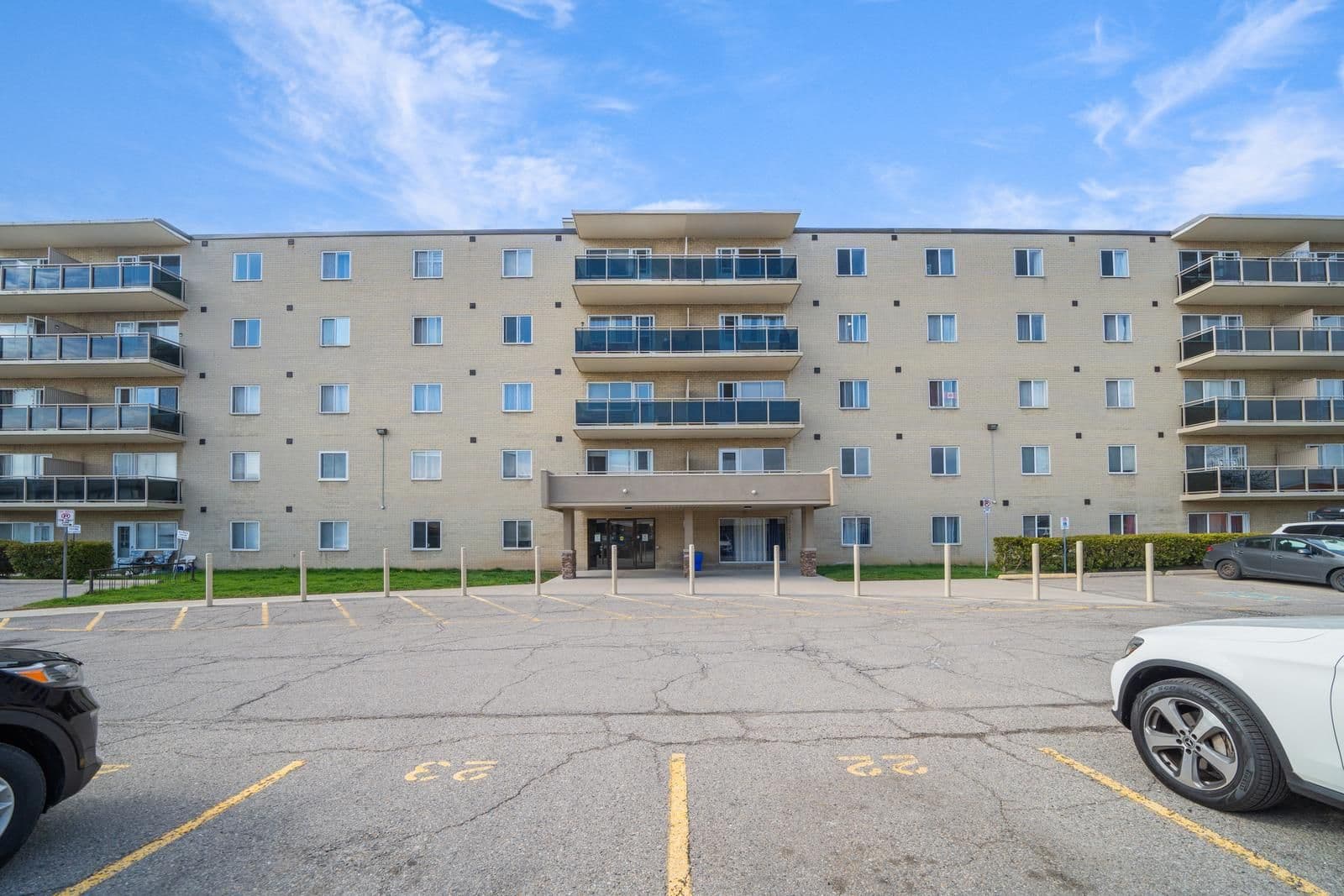 936 Glen Street 411, Oshawa, ON L1J 5Z7