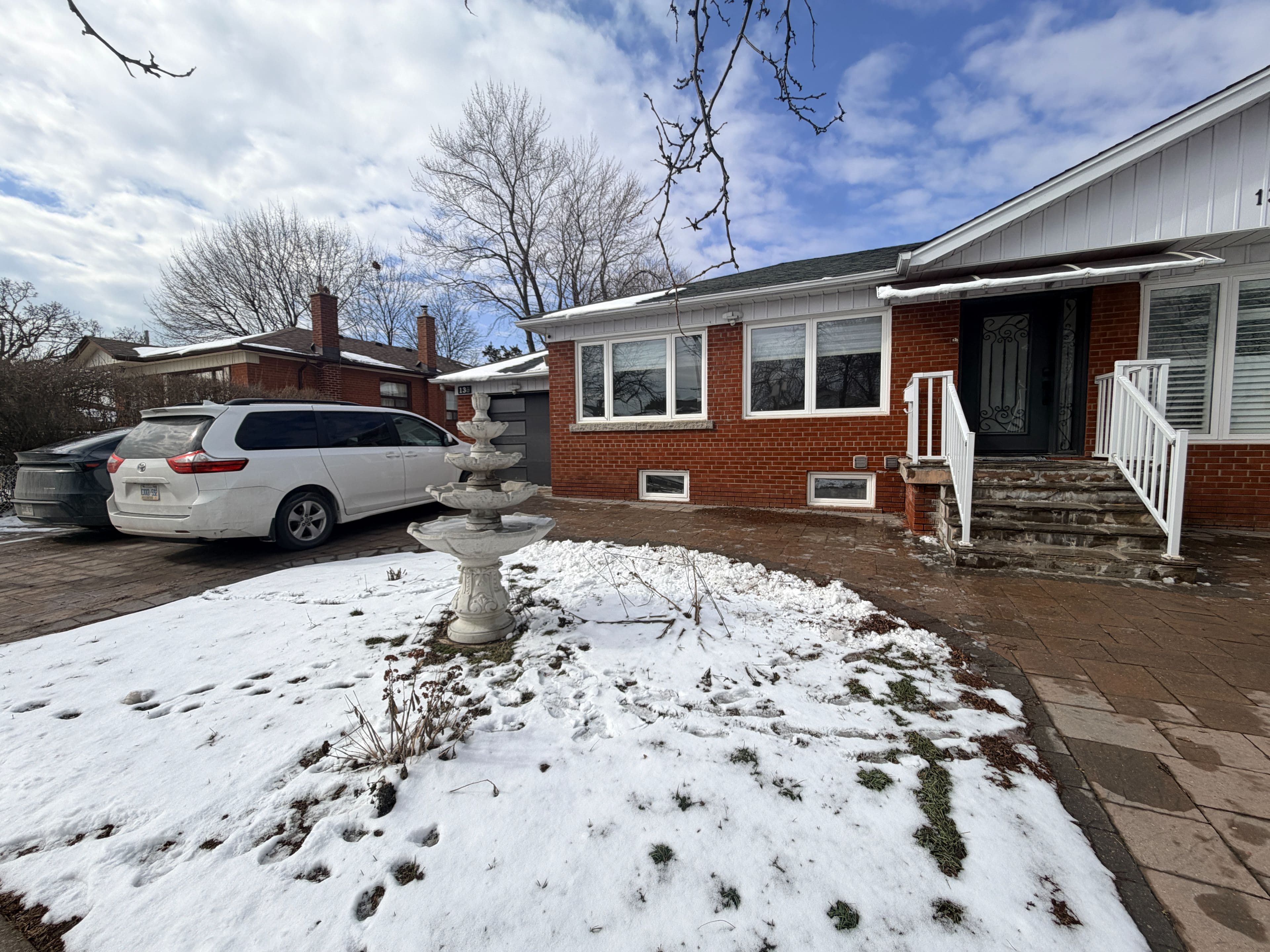 136 Wye Valley Road Main, Toronto E04, ON M1P 2B1