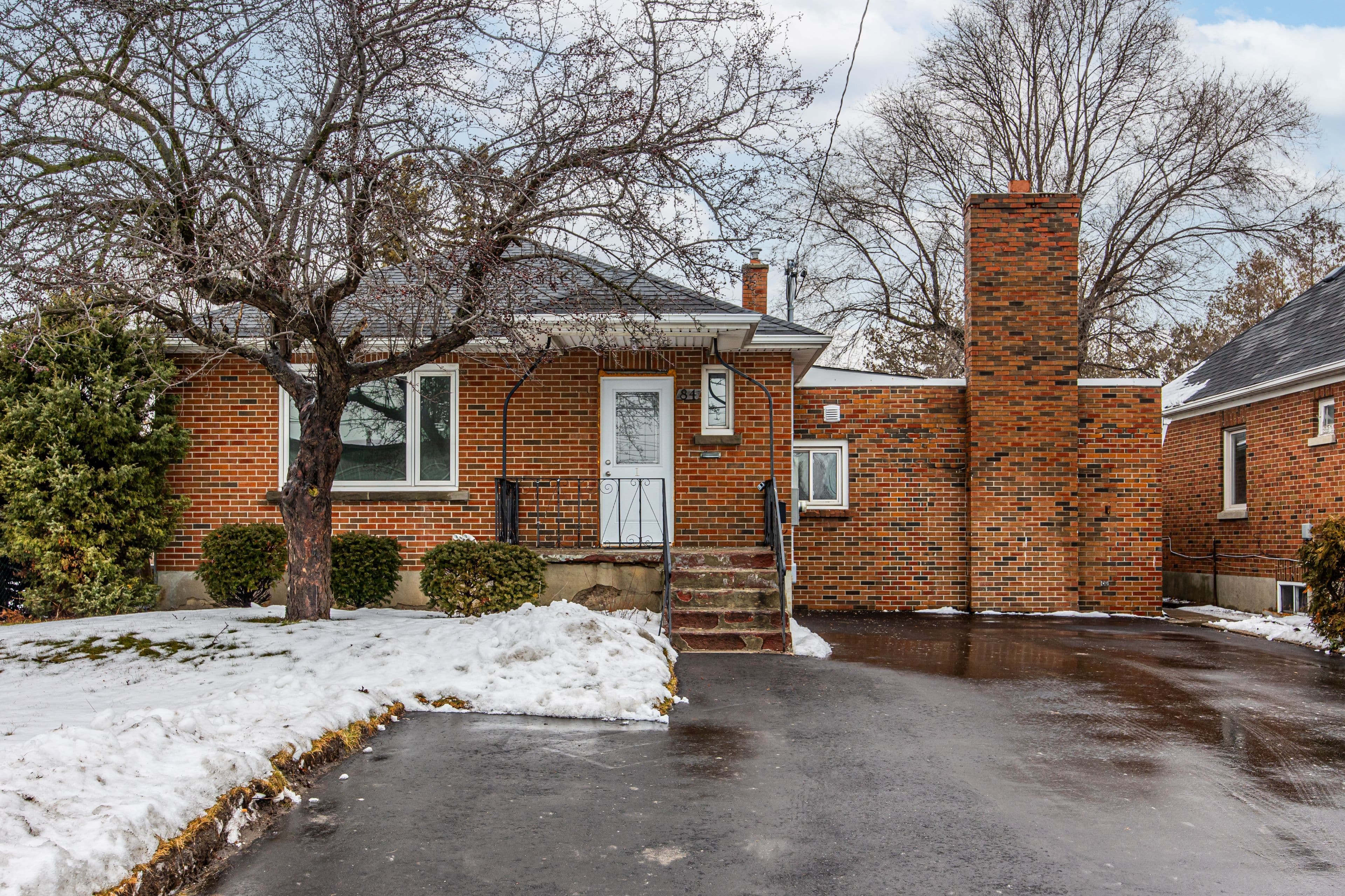 84 Taunton Road W, Oshawa, ON L1G 3T2