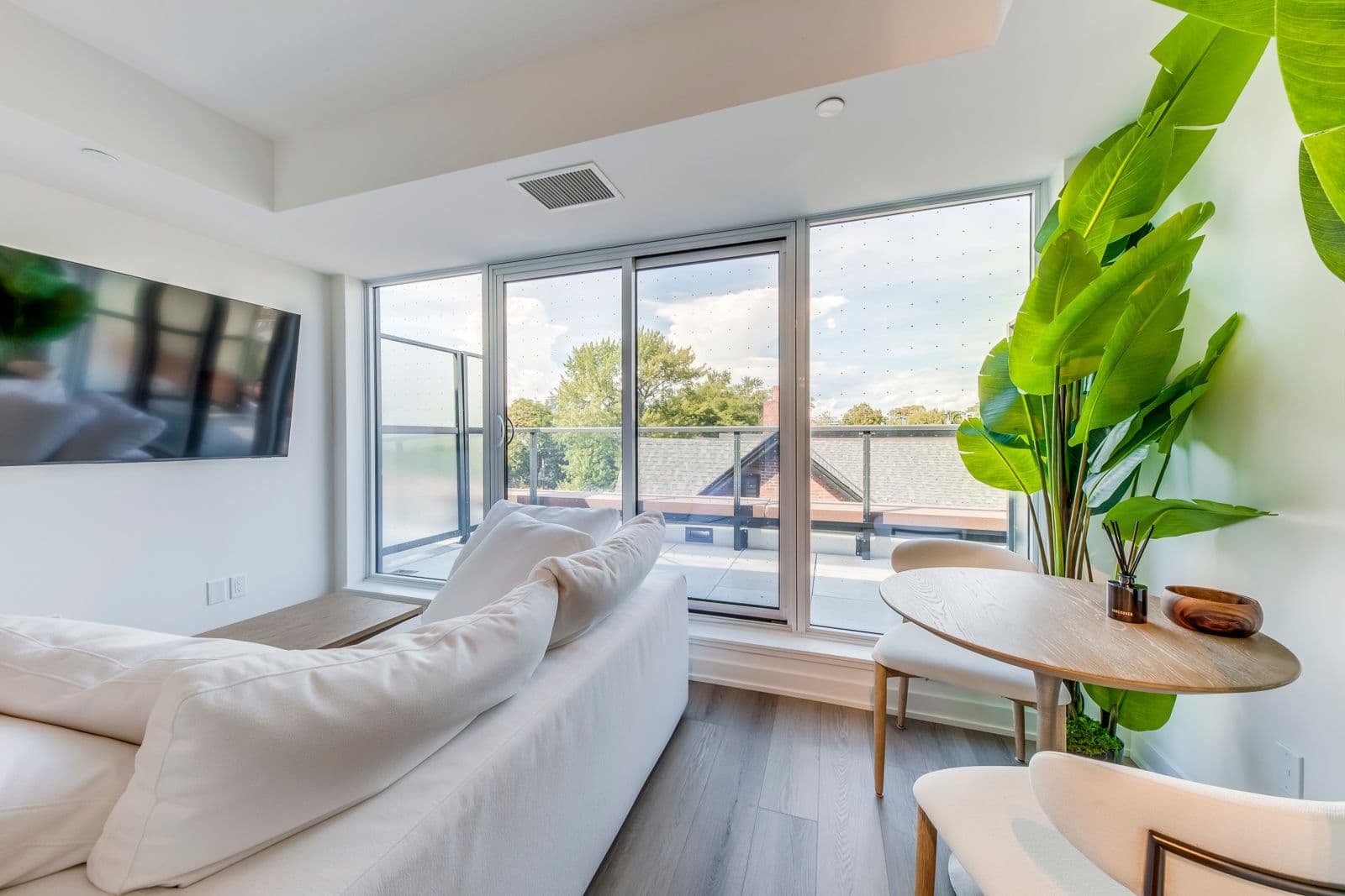 5 Lakeview Avenue 415, Toronto C01, ON M6J 0H3