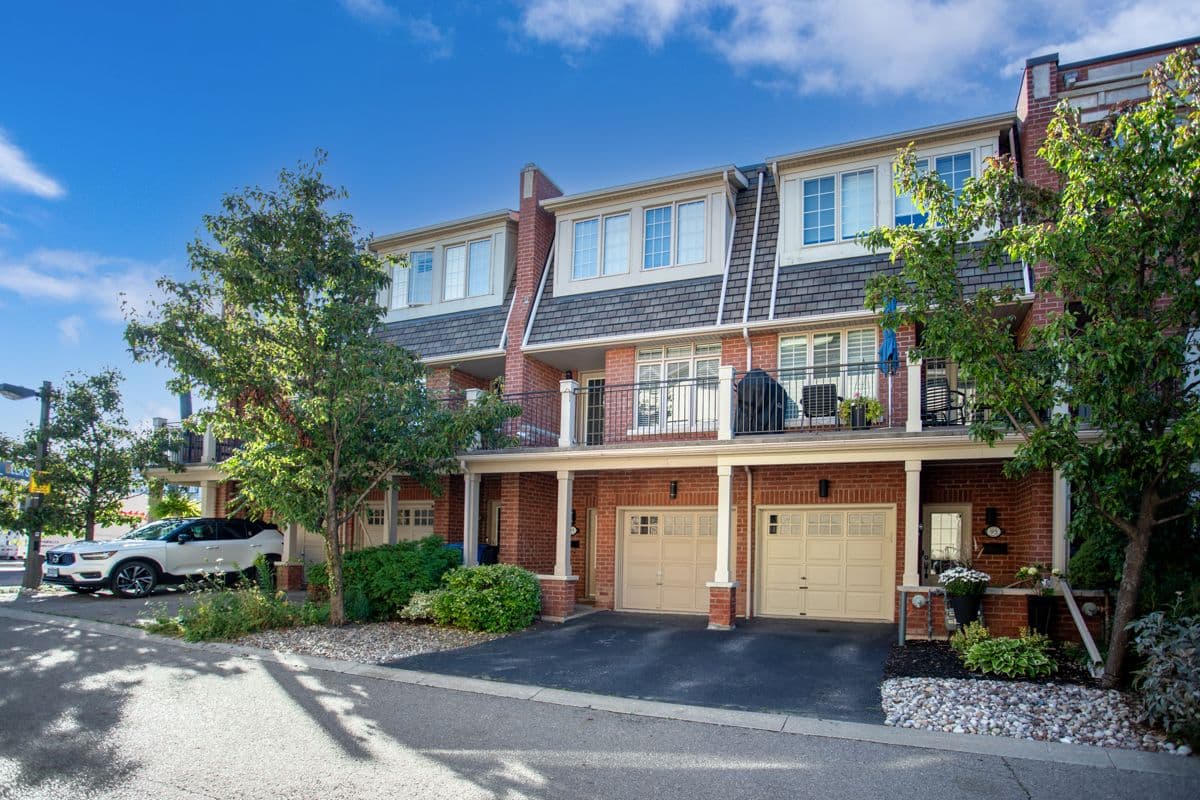 90 LAKESHORE Road W, Oakville, ON L6K 1E1