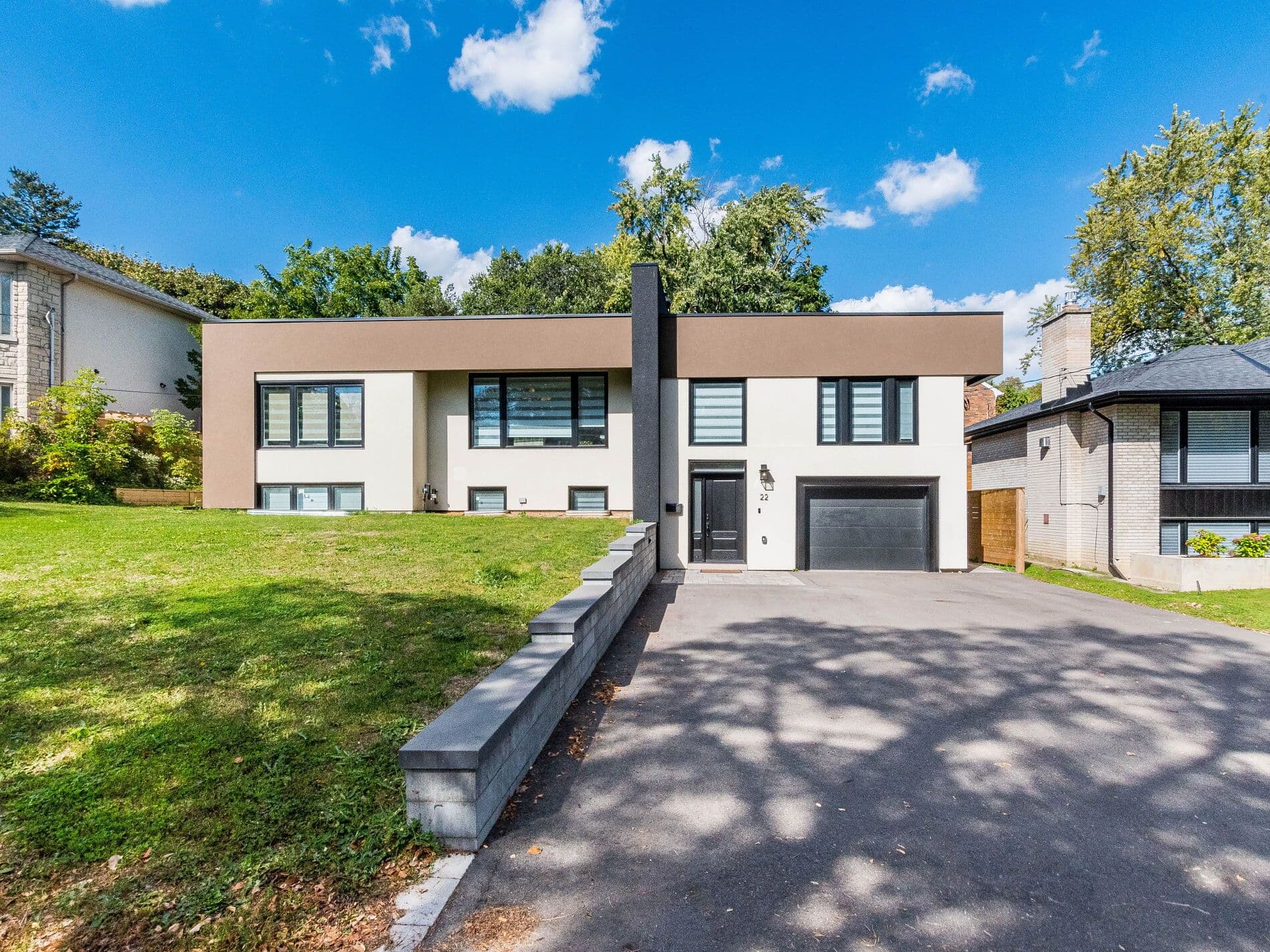 22 Yorkleigh Avenue, Toronto W09, ON M9P 1Y4