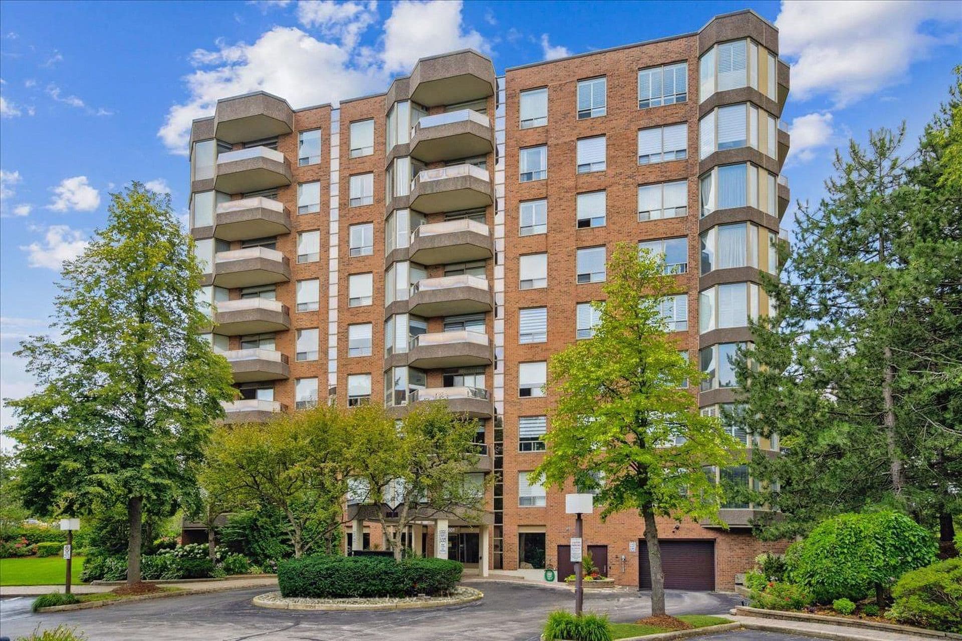 1901 Pilgrims Way 702, Oakville, ON L6M 2W9