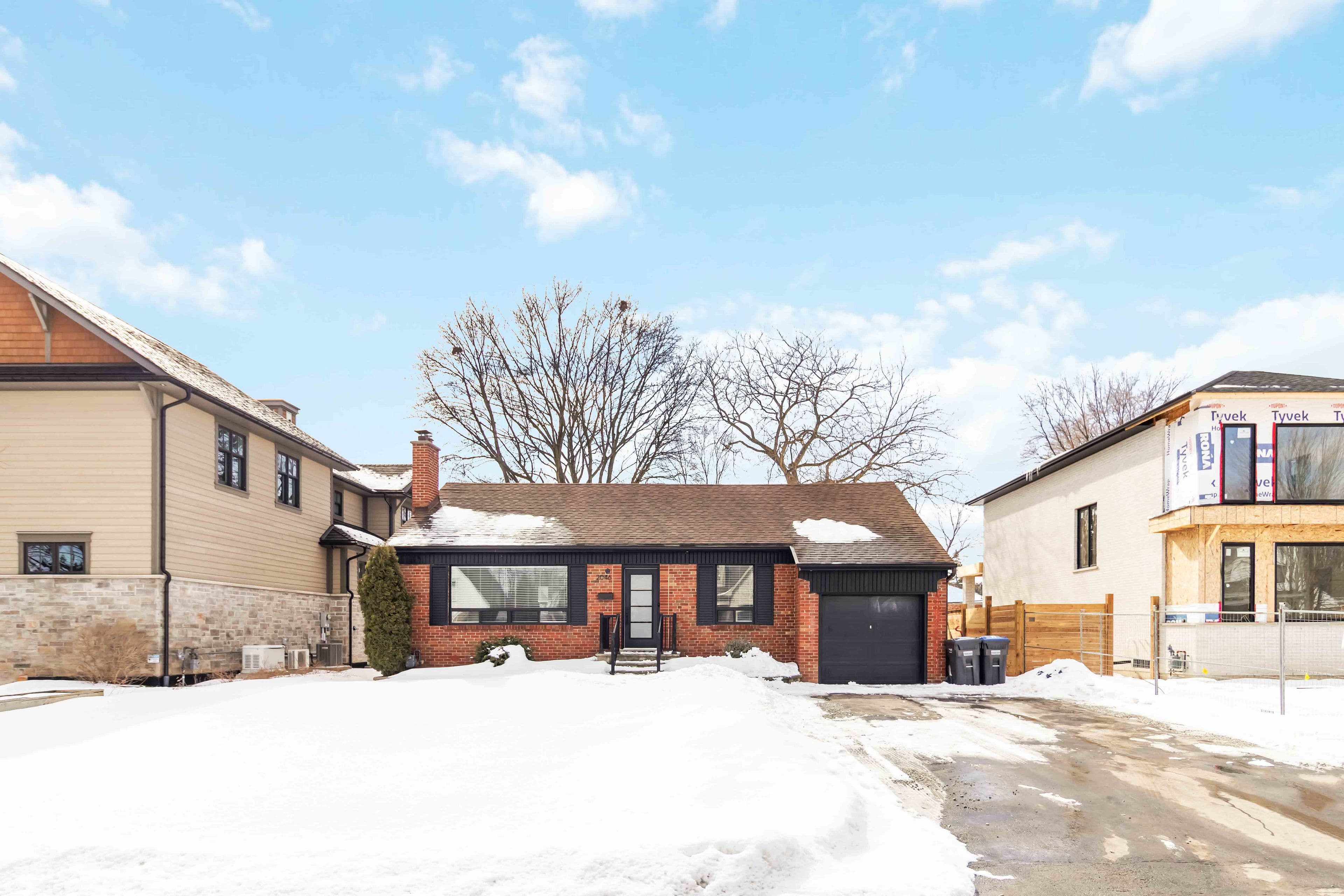 2046 Redan Drive Main, Mississauga, ON L4Y 1N8