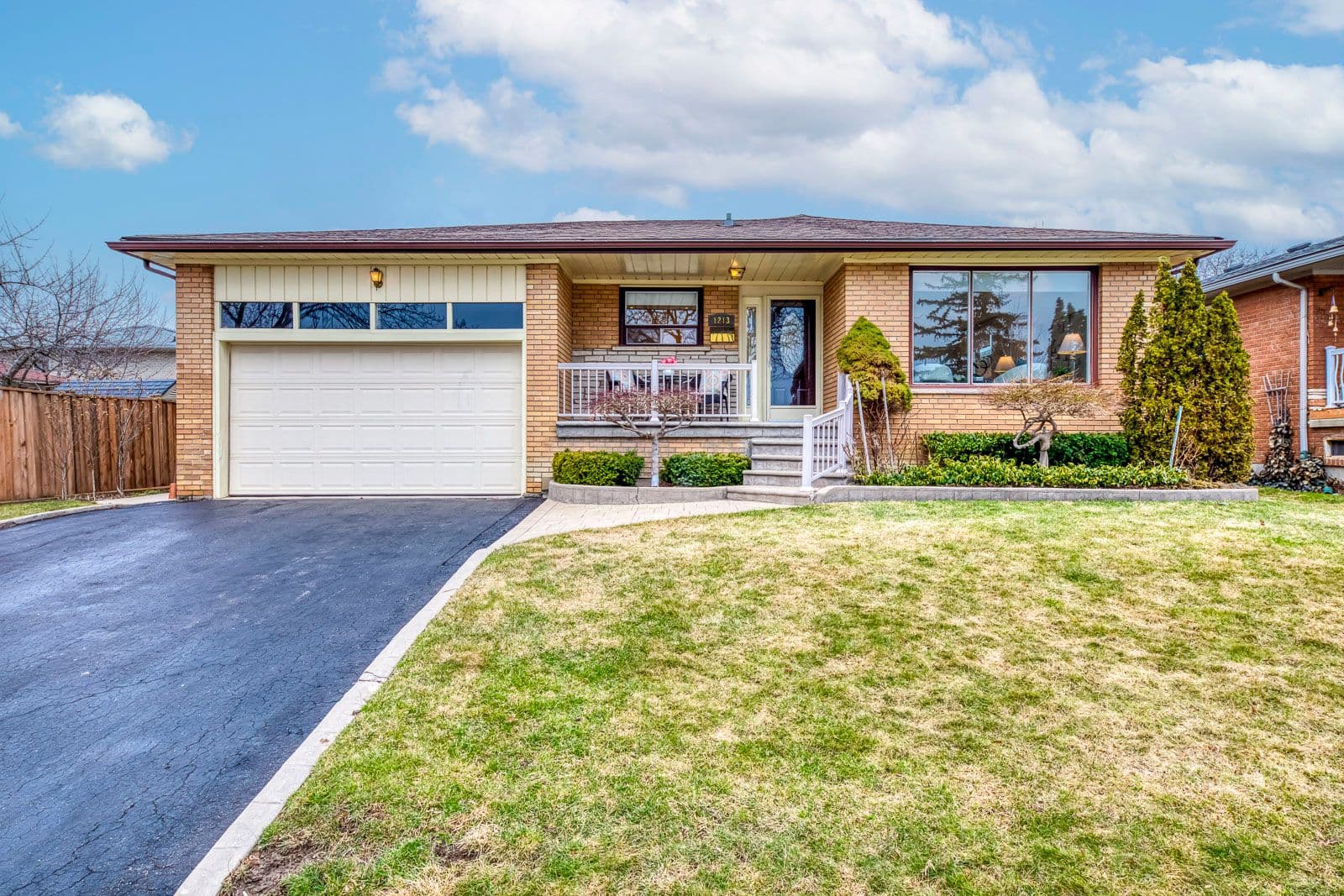 1213 Shamir Crescent, Mississauga, ON L5C 1L2