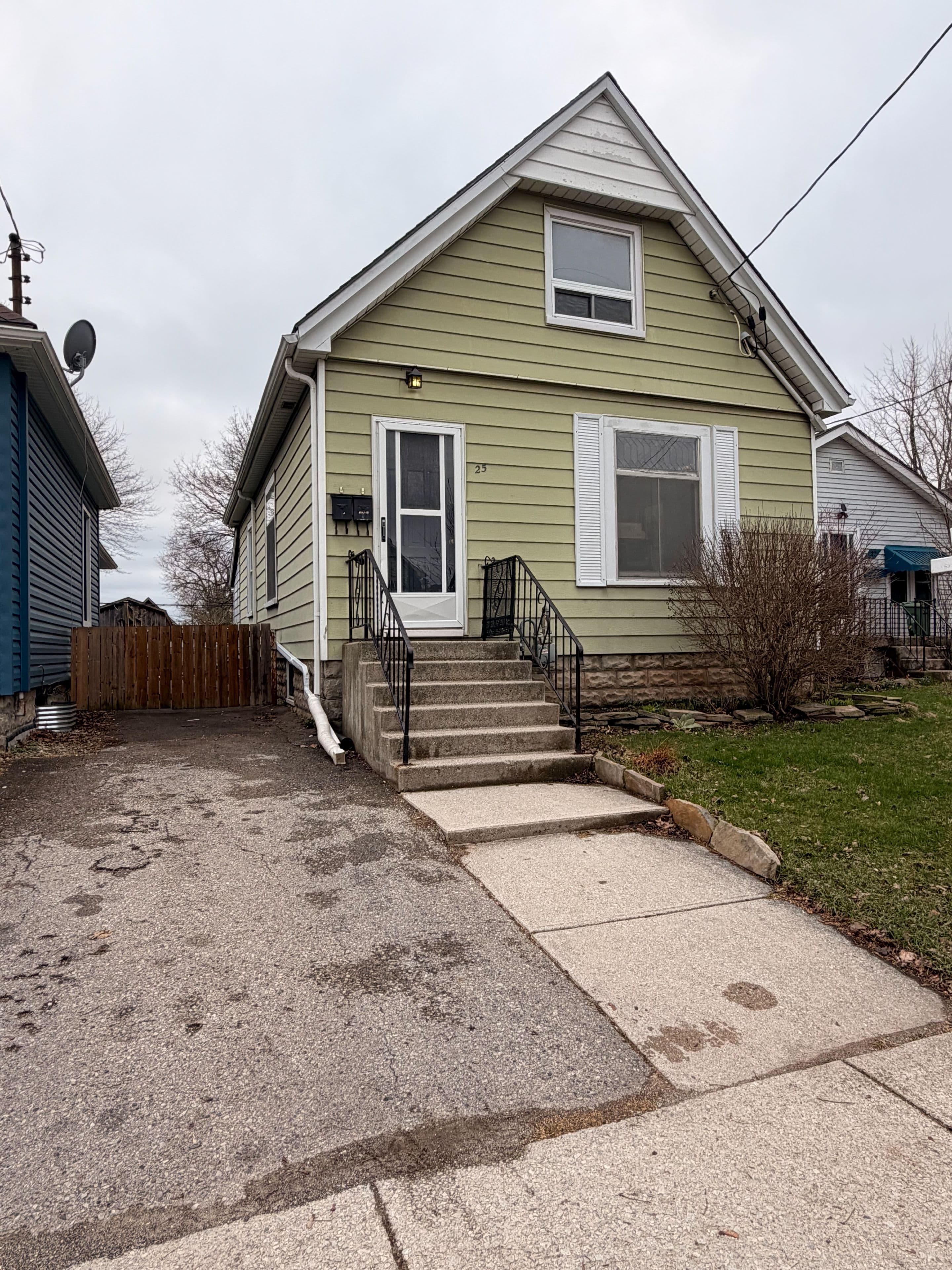 25 Glenwood Avenue Upper, London East, ON N5Z 2P7