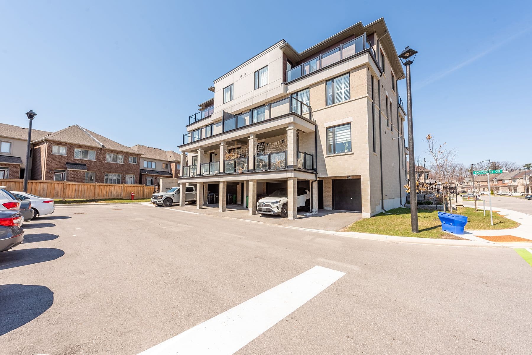 10 Knotsberry Circle 3, Brampton, ON L6Y 6G1