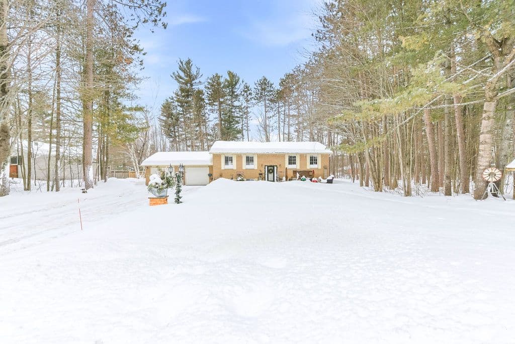16 Heritage Drive, Petawawa, ON K8H 3J3