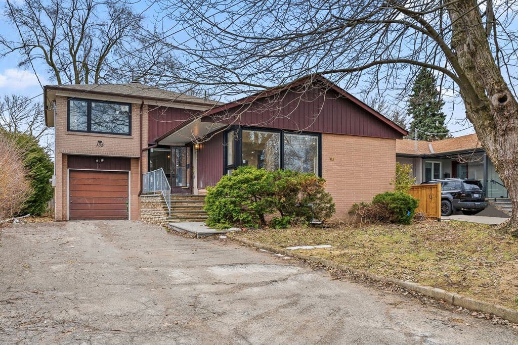 135 Waterloo Avenue Main, Toronto C06, ON M3H 3Y7