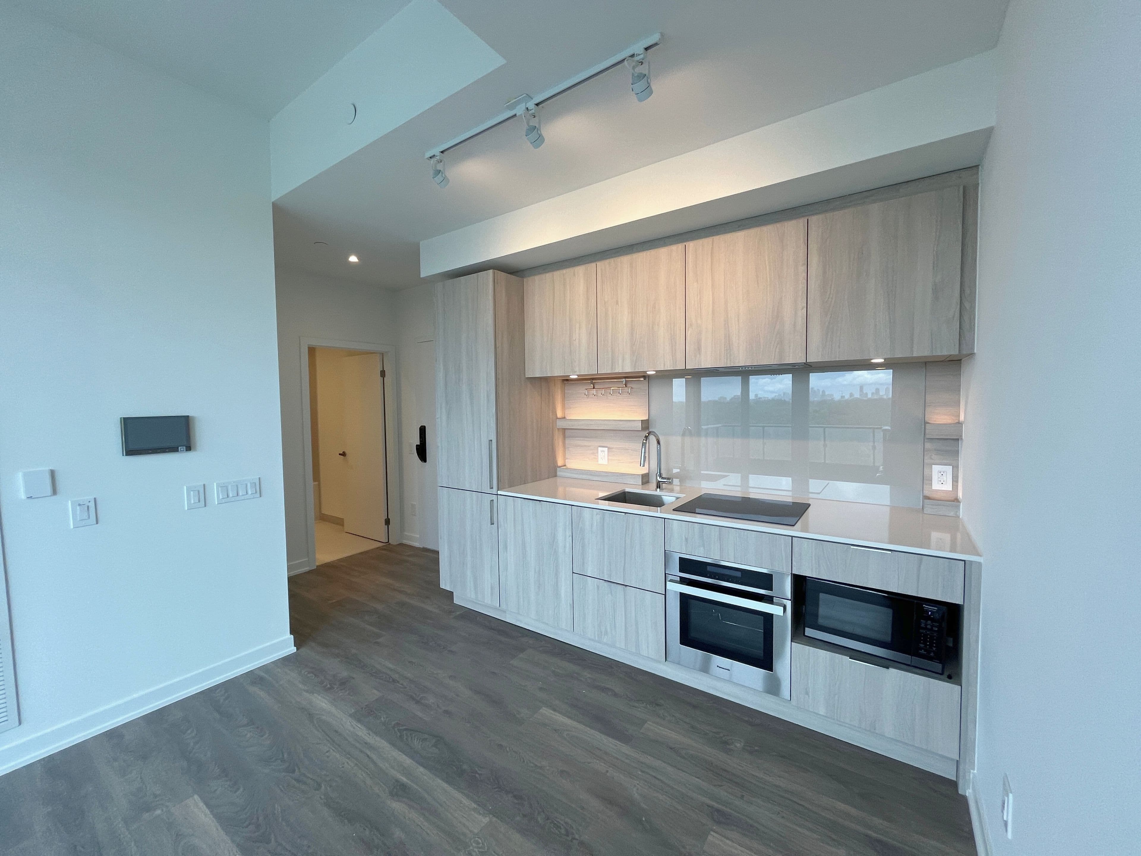 28 Ann Street 820, Mississauga, ON L5G 3G1