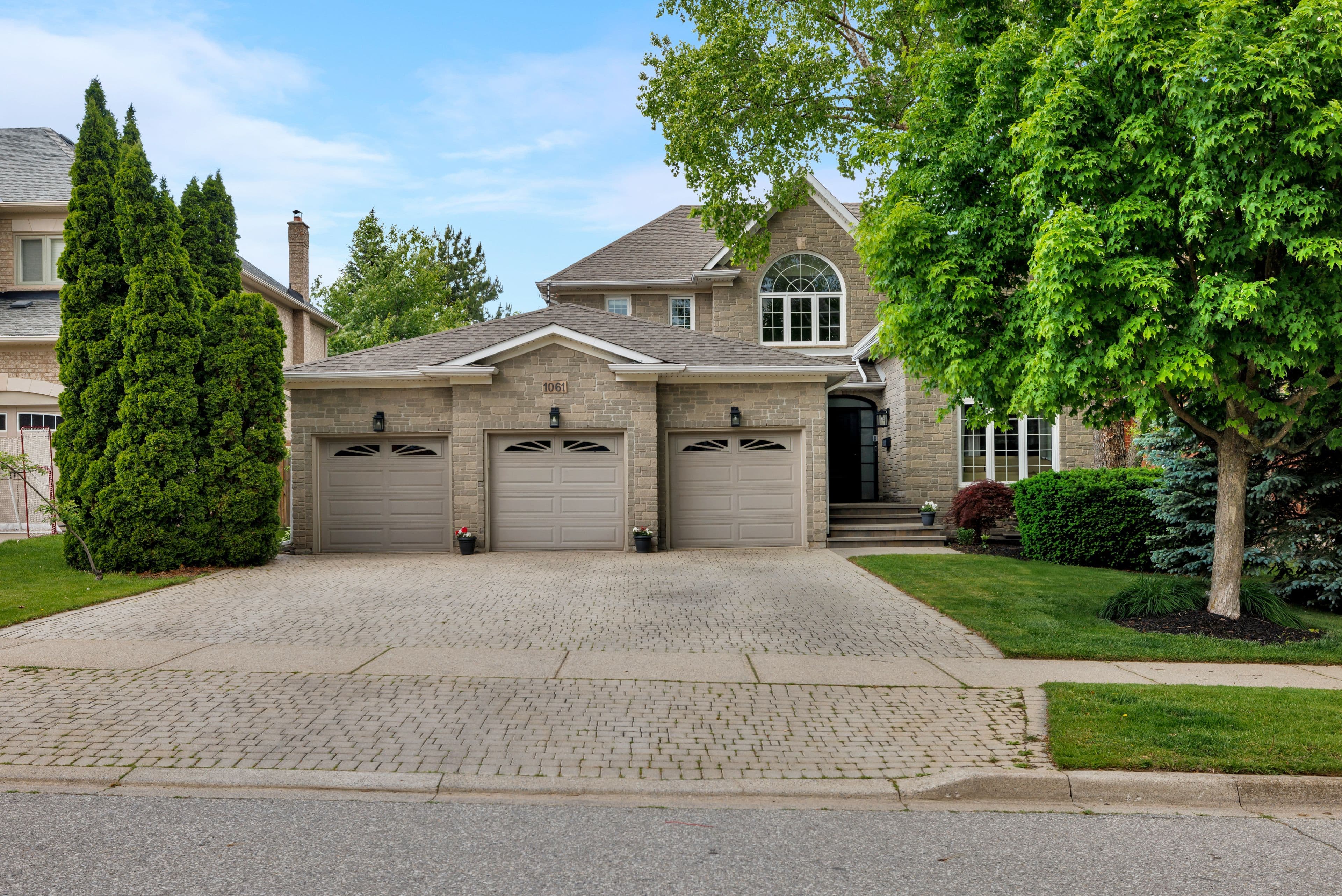 1061 Summit Ridge Drive, Oakville, ON L6M 3K9
