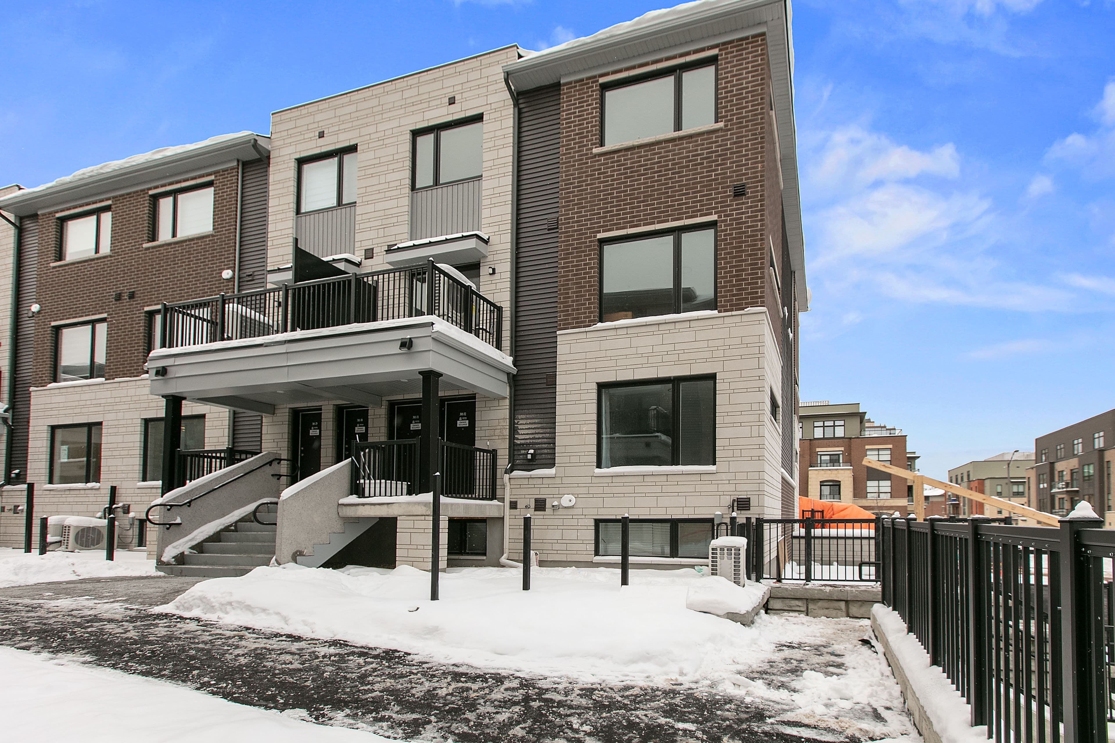 301 GLENROY GILBERT Drive 32, Barrhaven, ON K2J 5W2