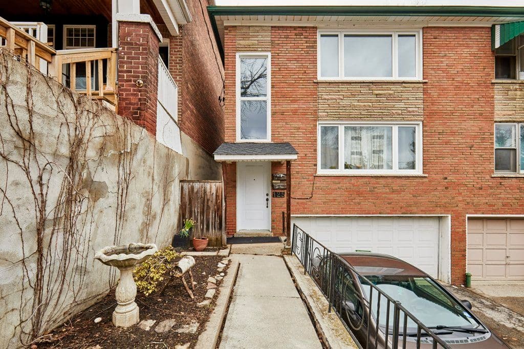 125 Willow Avenue UPPER, Toronto E02, ON M4E 3K4