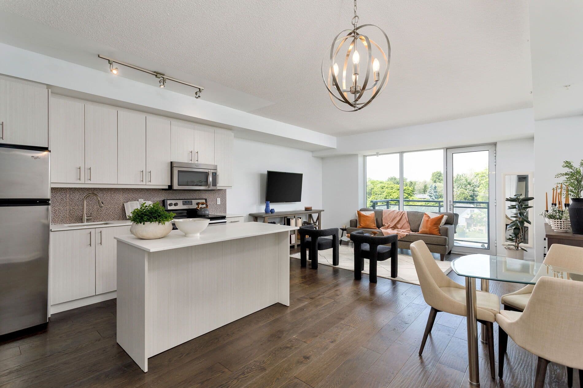 760 The Queensway N/A 401, Toronto W07, ON M8Z 0E1