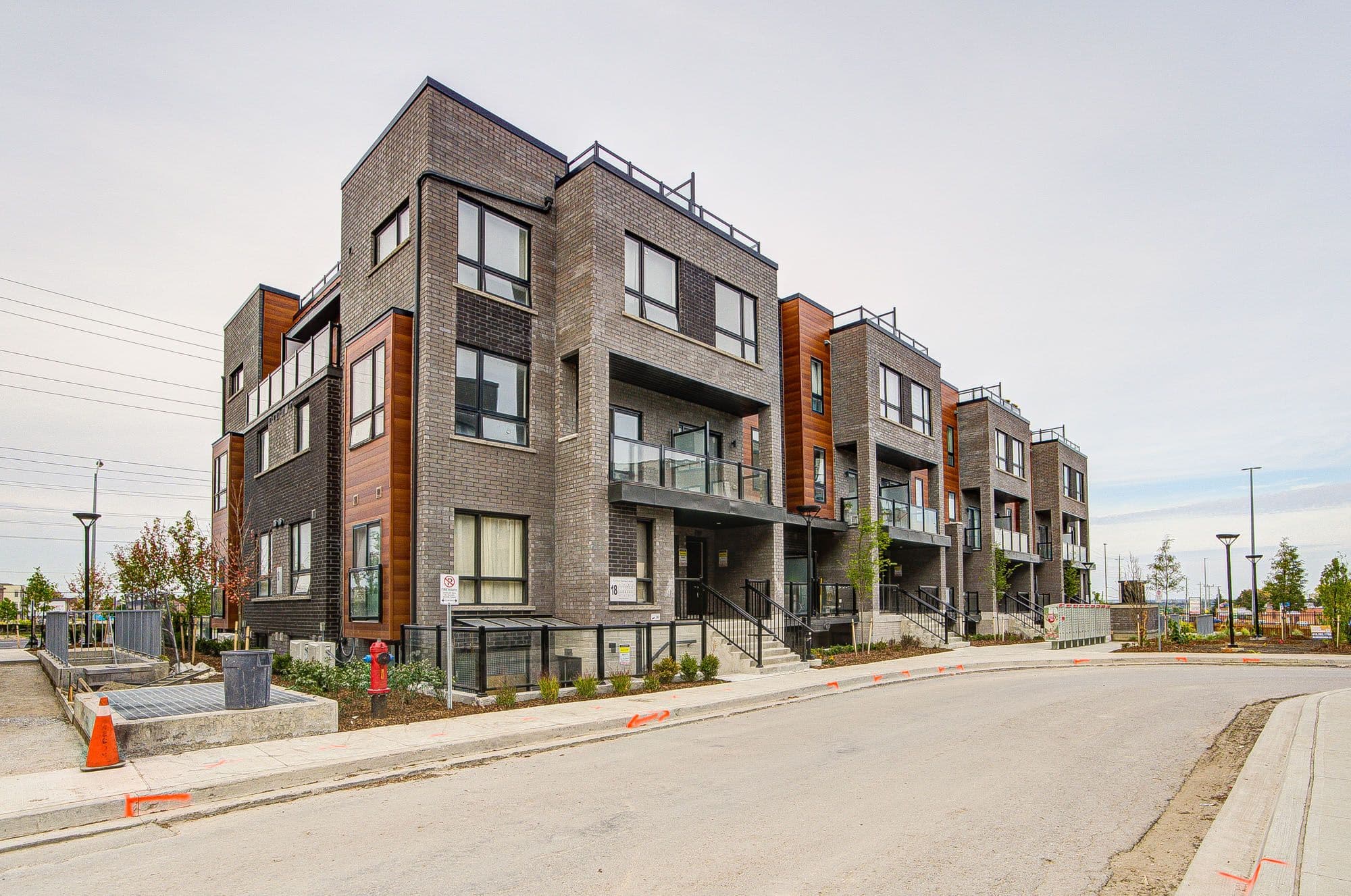 18 Lytham Green Circle 11, Newmarket, ON L3Y 0H4