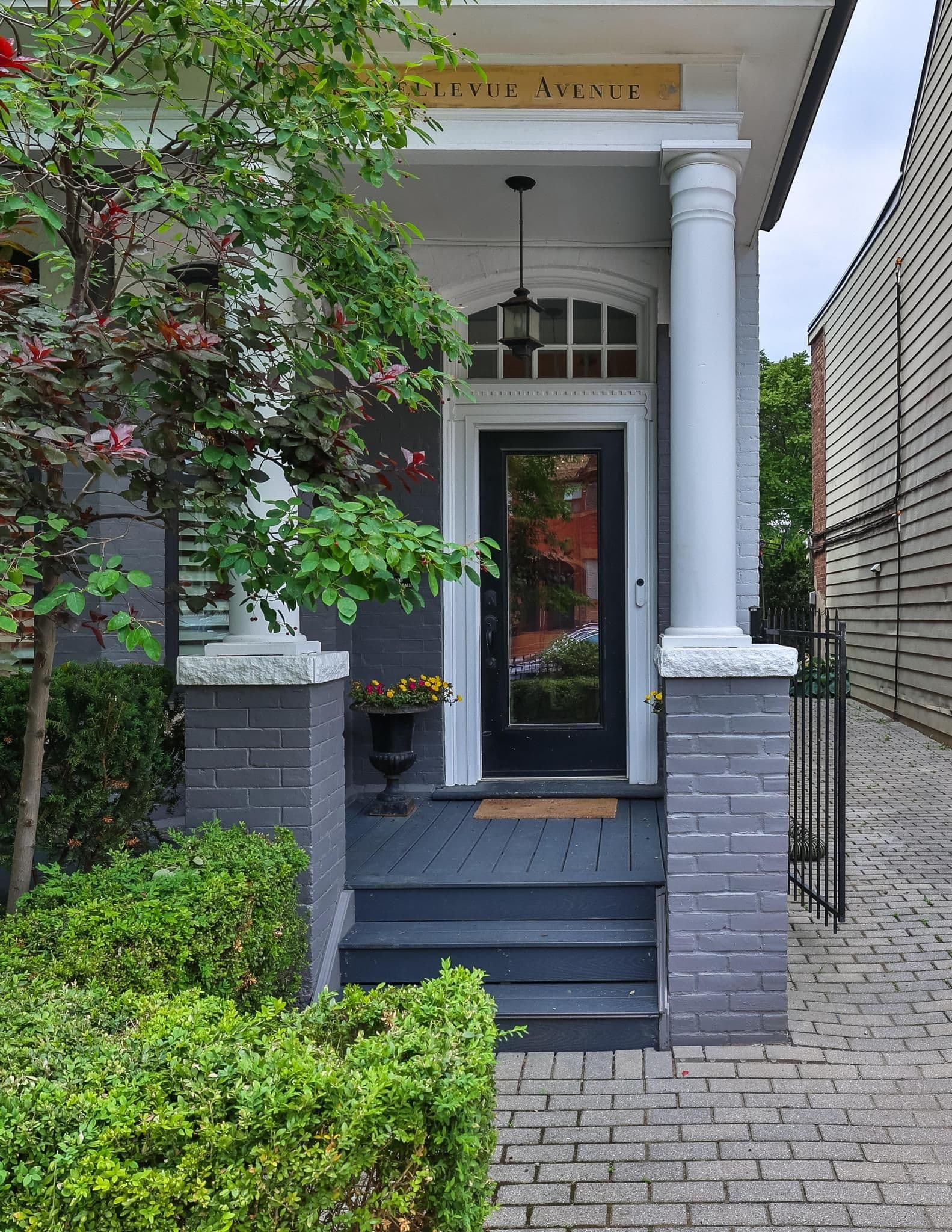 82 Bellevue Avenue, Toronto C01, ON M5T 2N7