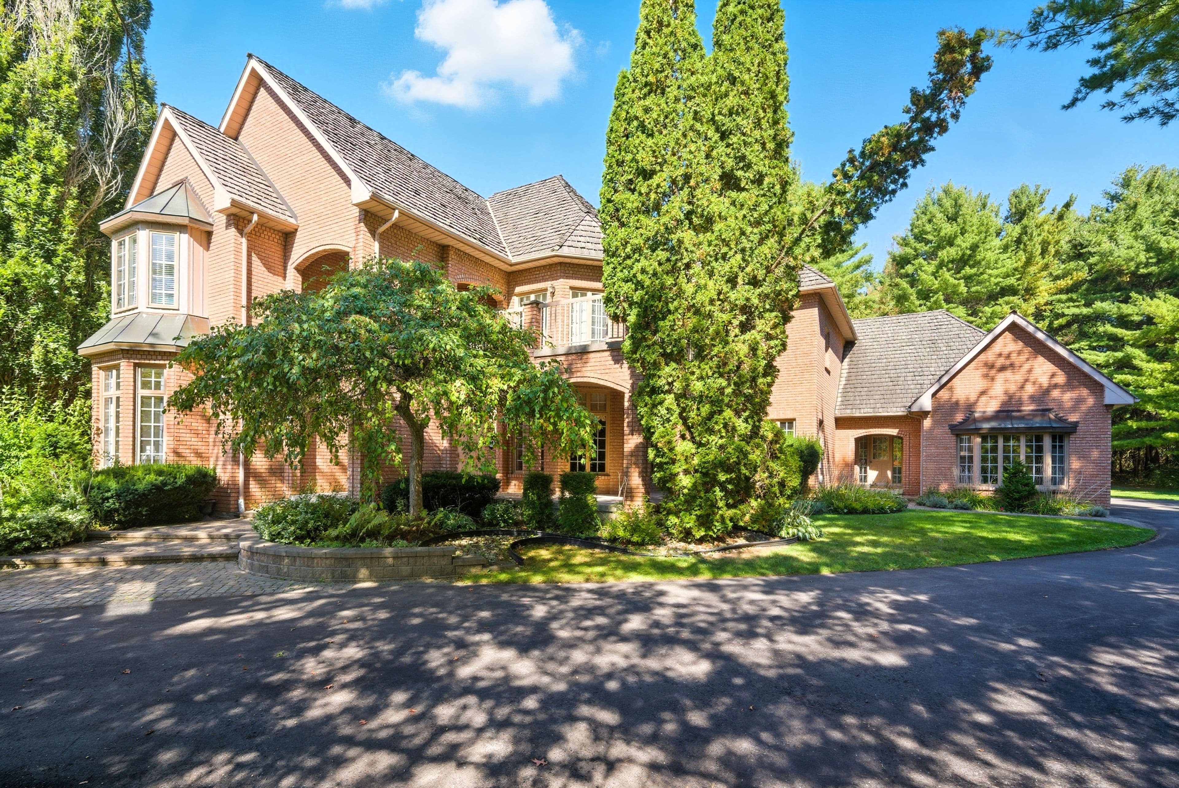 8 Bunhill Court, Ajax, ON L1Z 1X5