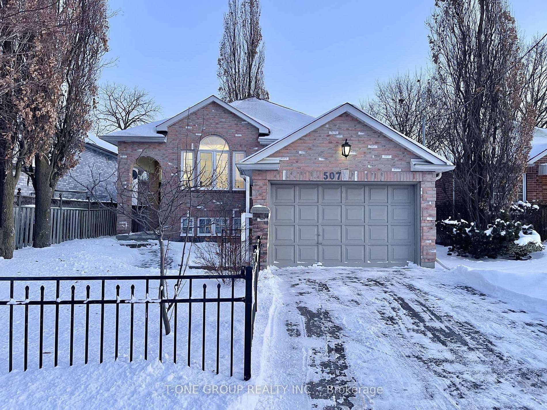 507 Dunlop Street W, Whitby, ON L1N 1V3