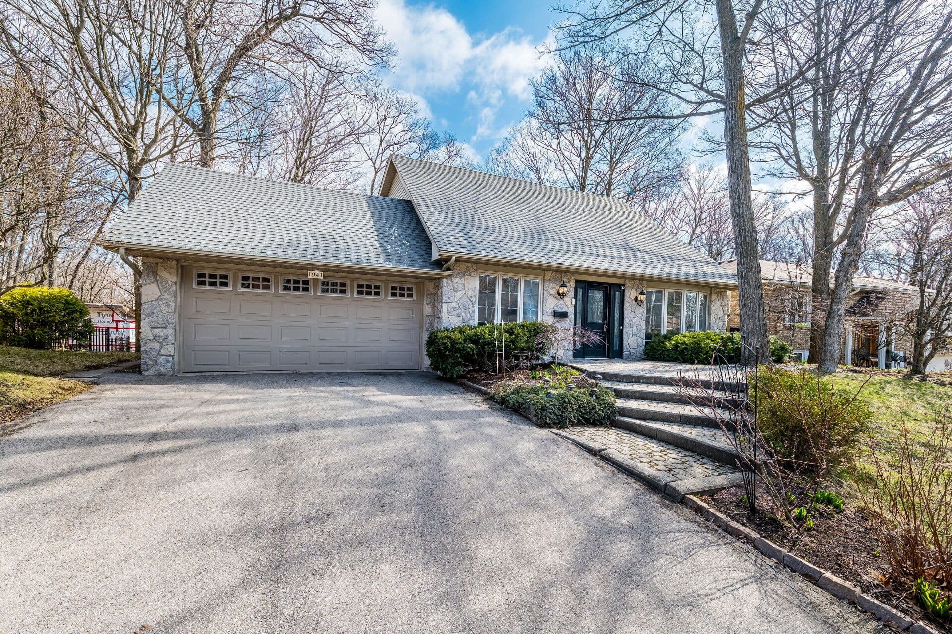 1941 Four Seasons Drive, Burlington, ON L7P 2Y3