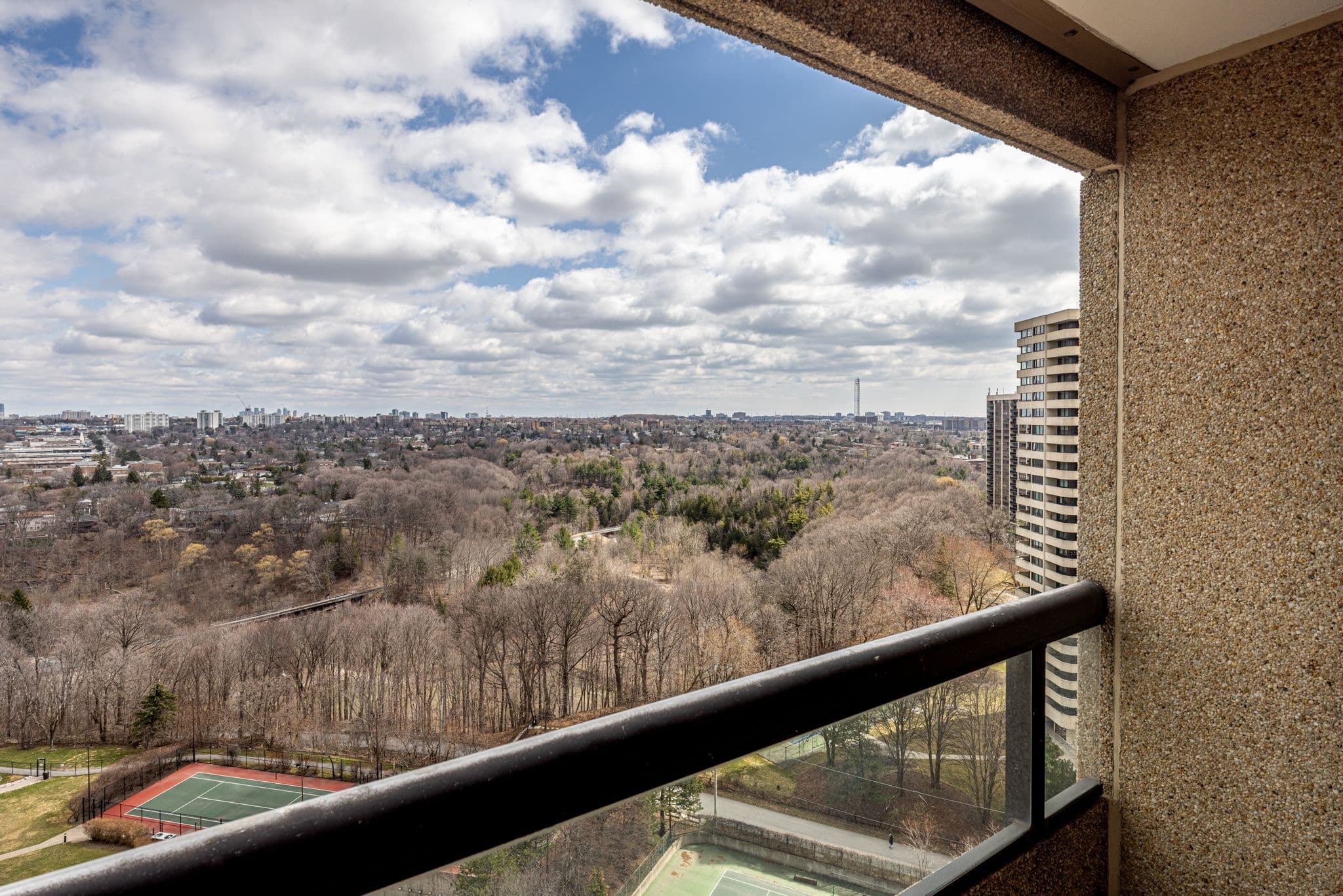 3 Concorde Place 2004, Toronto C13, ON M3C 3K7